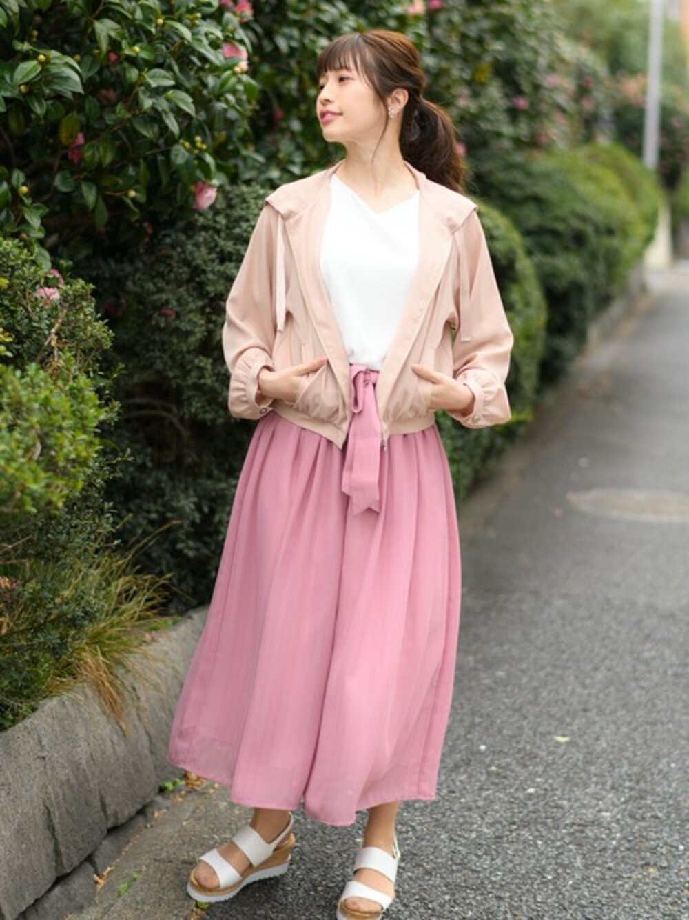 「ブルゾン、ブラウス、パーカー、サンダル、pink、オトナカジュアル、rew de rew、スカンツ、スカーチョ、ルゥデルゥ」｜「RewdeのZIPﾊﾟｰｶｰ（9R16-04035）（ブルゾン、ベージュ系）」を使った、Rewde Staffさん（レディース・163cm）の春コーディネートの1枚目の写真