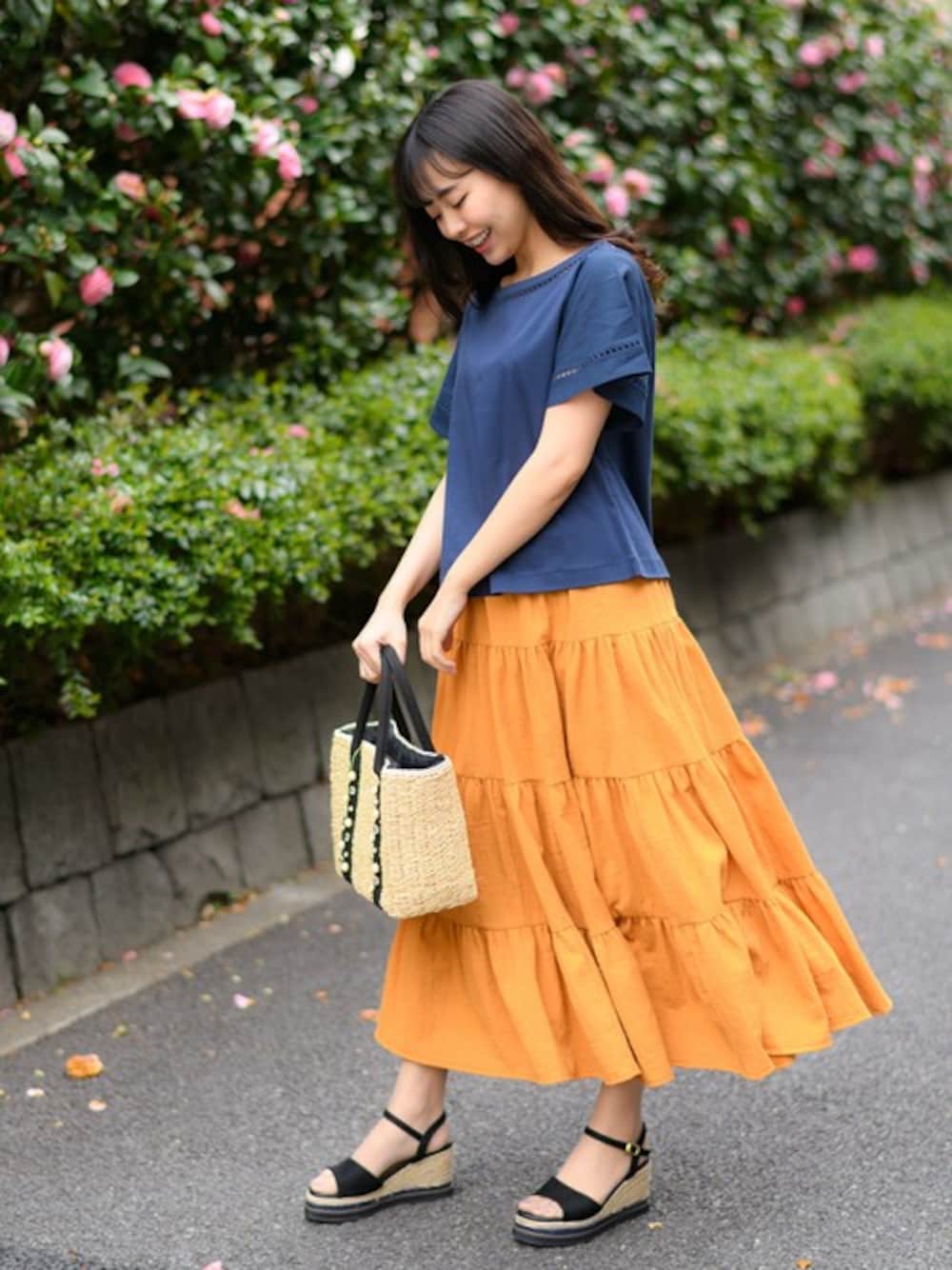 「カットソー、Tシャツ、ネイビー、ロングスカート、サンダル、ootd、かごバッグ、ティアード、rew de rew、はしごレース」｜「Rewdeのｺｯﾄﾝ100％ﾊｼｺﾞﾚｰｽ付ｶｯﾄｿｰ（9R15-04060）（Tシャツ/カットソー、ブルー系）」を使った、Rewde Staffさん（レディース・163cm）の春コーディネートの1枚目の写真