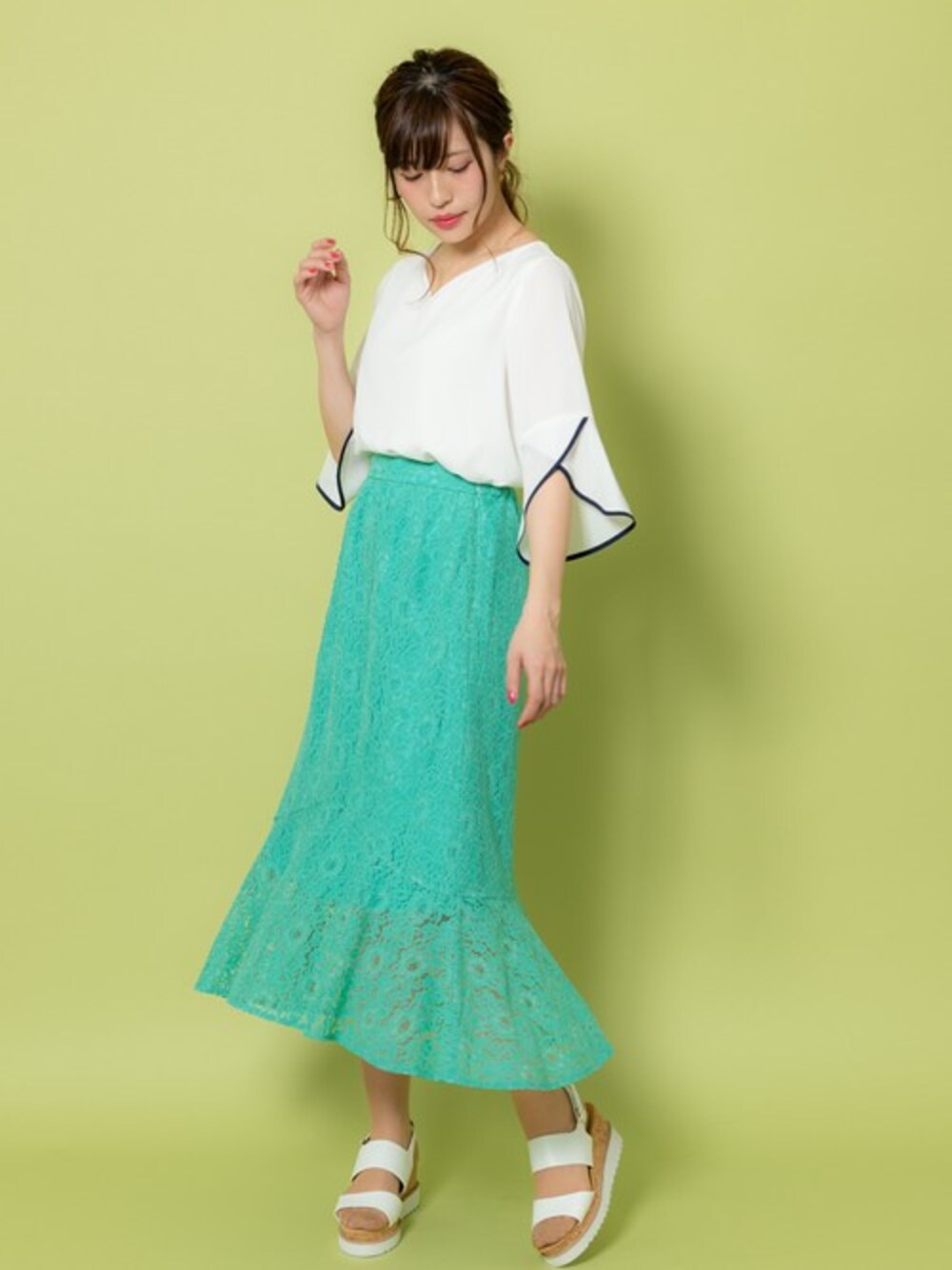 「ブラウス、レース、サンダル、レーススカート、ootd、マーメイドスカート、rew de rew、おしゃれさんと繋がりたい、イレヘムスカート、ルゥデルゥ」｜「Rewdeのﾚｰｽﾏｰﾒｲﾄﾞｽｶｰﾄ（9R10-04100）（スカート、グリーン系）」を使った、Rewde Staffさん（レディース・163cm）の春コーディネートの1枚目の写真