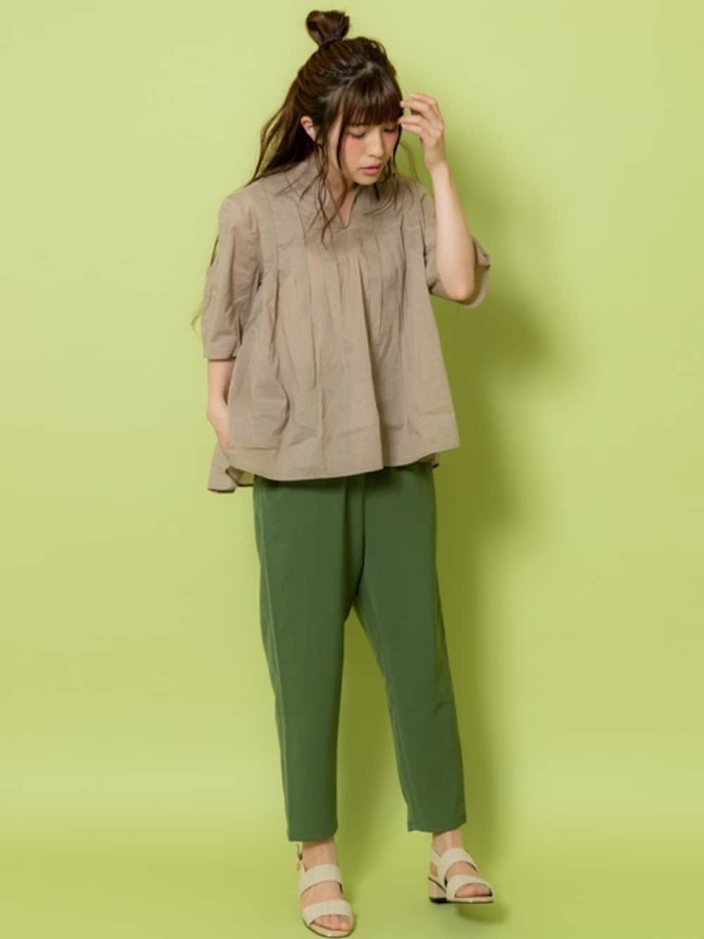 グリーン系のその他パンツ、ブラウン系のシャツ/ブラウスを着用したレディースの春コーディネートの1枚目の写真
