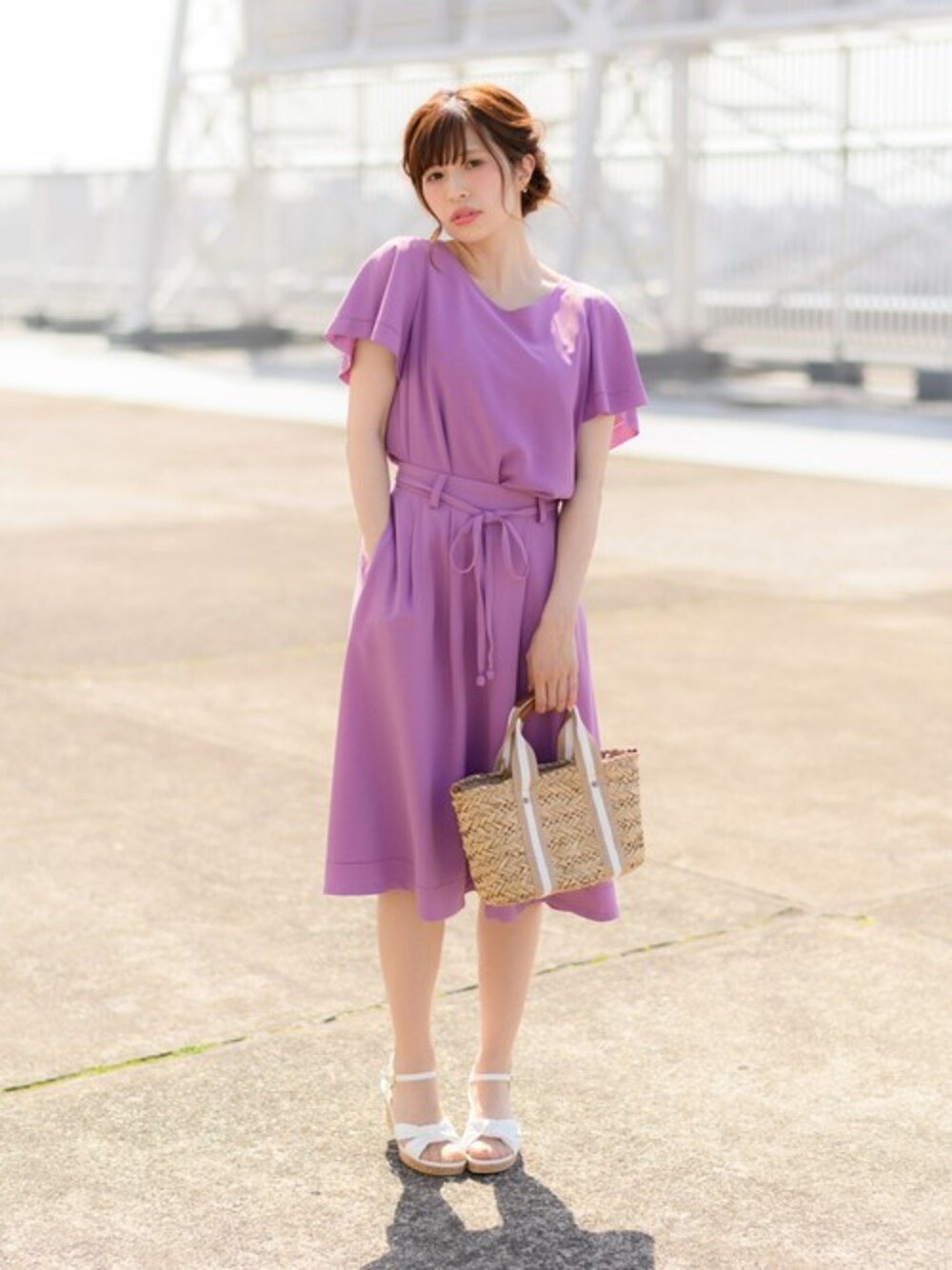 パープル系のワンピース、ホワイト系のサンダルを着用したレディースの春コーディネートの1枚目の写真