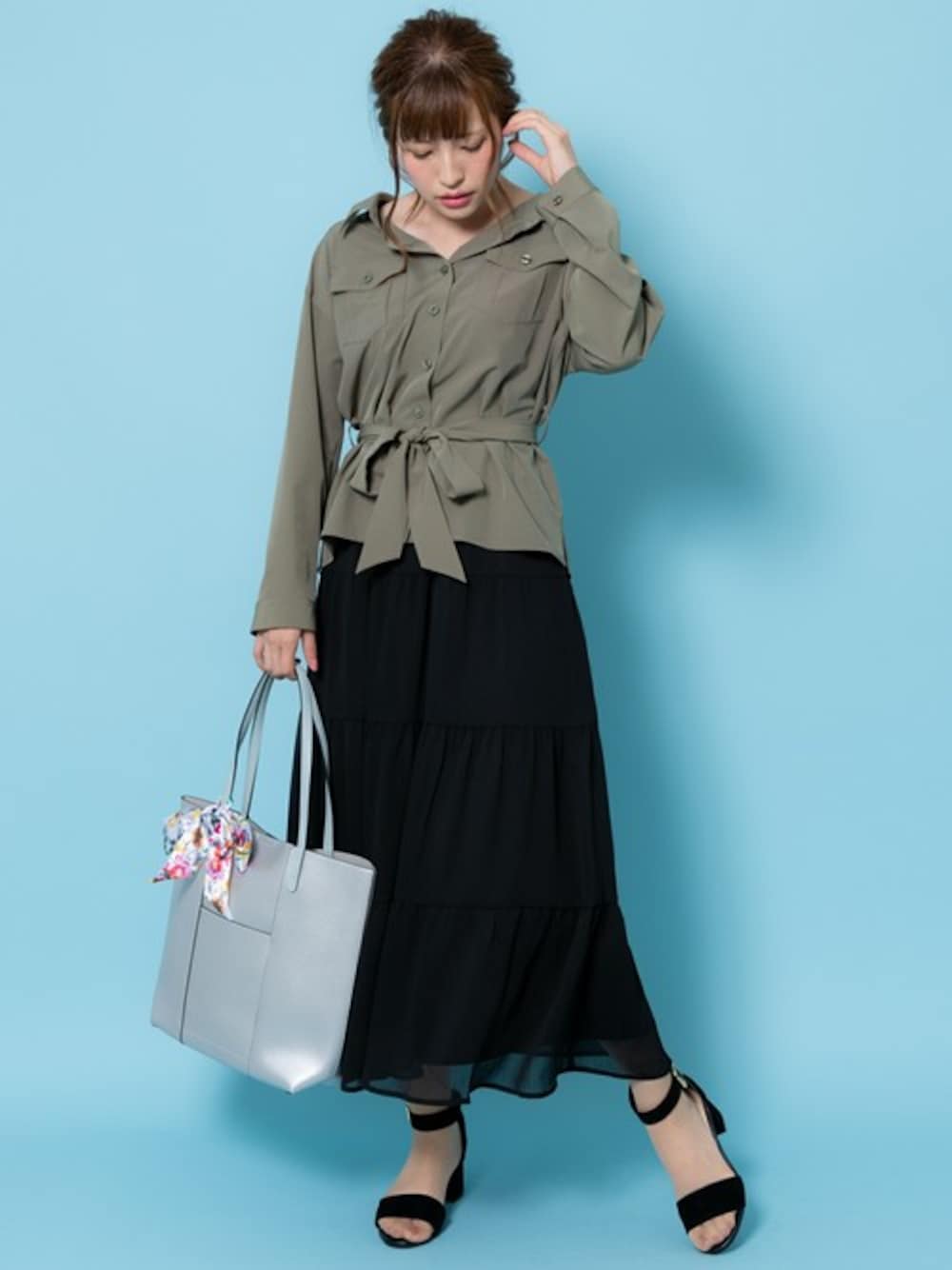 「トートバッグ、スカーフ、ootd、ティアードスカート、シャツコーデ、rew de rew、おしゃれさんと繋がりたい、抜き襟、Rewde、ルゥデ」｜「Rewdeのｳｴｽﾄﾍﾞﾙﾄ付ｼｬﾂ（9R16-06037）（その他アウター、グリーン系）」を使った、Rewde Staffさん（レディース・163cm）の夏コーディネートの1枚目の写真