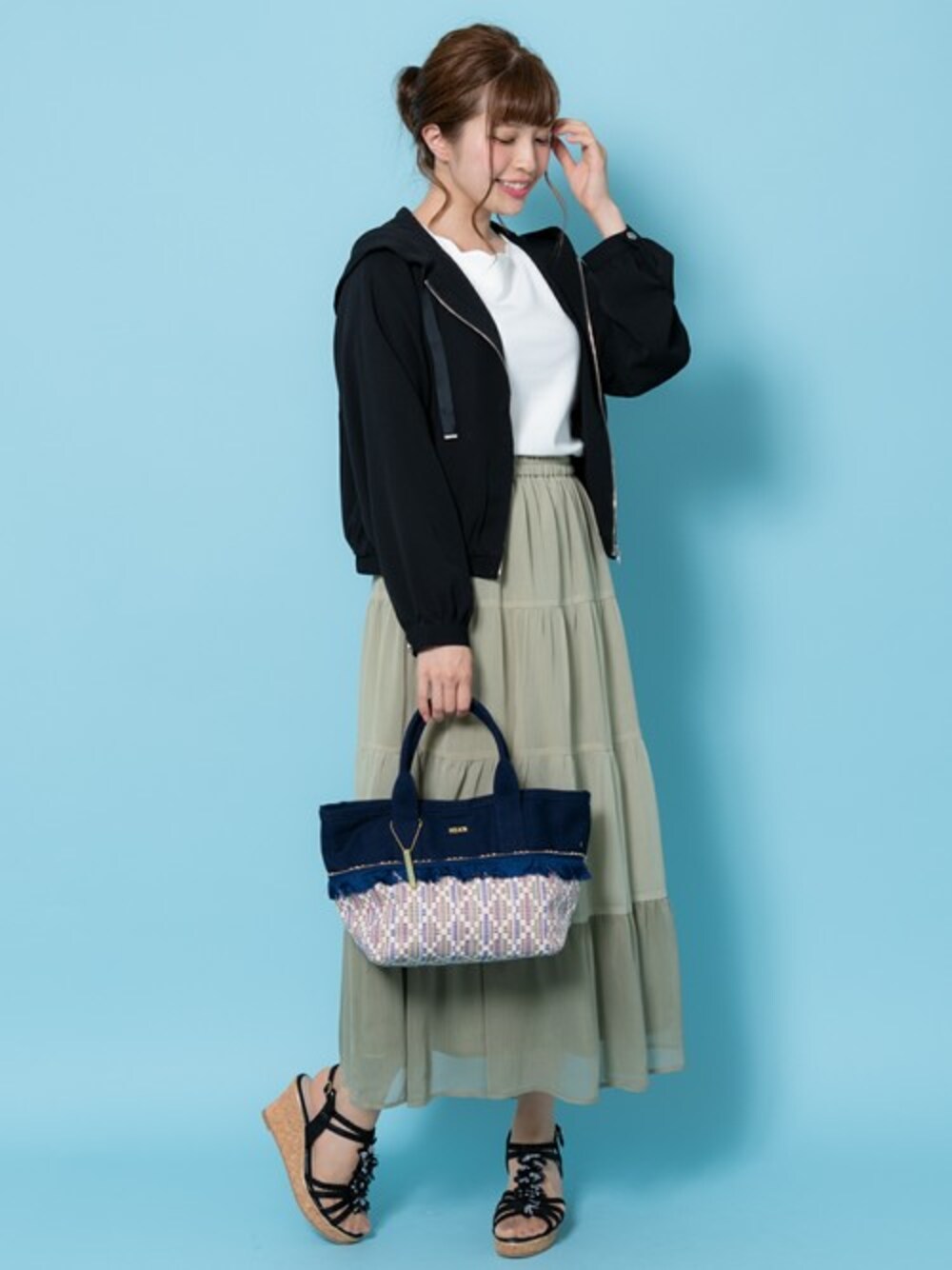 「black、パーカー、ootd、ティアードスカート、カジュアルコーデ、rew de rew、おしゃれさんと繋がりたい、ルゥデルゥ、Rewde、ルゥデ」｜「RewdeのZIPﾊﾟｰｶｰ（9R16-04035）（ブルゾン、ブラック系）」を使った、Rewde Staffさん（レディース・163cm）の夏コーディネートの1枚目の写真