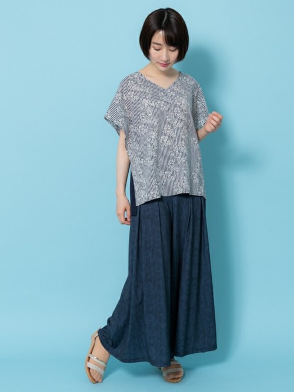 ブルー系のシャツ/ブラウス、ブラック系のその他パンツを着用したレディースの夏コーディネートの1枚目の写真