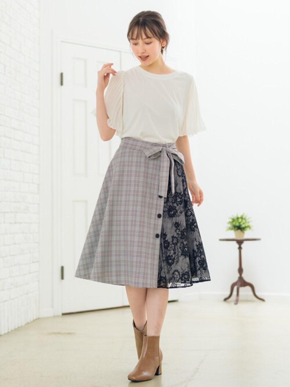 「ブーツ、レース、ボタン、チェックスカート、プリーツ、ootd、機能性素材、おしゃれさんと繋がりたい、Rewde、ルゥデ」｜「Rewdeのｻｲﾄﾞﾚｰｽﾁｪｯｸｽｶｰﾄ（0R10-07170）（スカート、ホワイト系）」を使った、Rewde Staffさん（レディース・164cm）の夏コーディネートの1枚目の写真