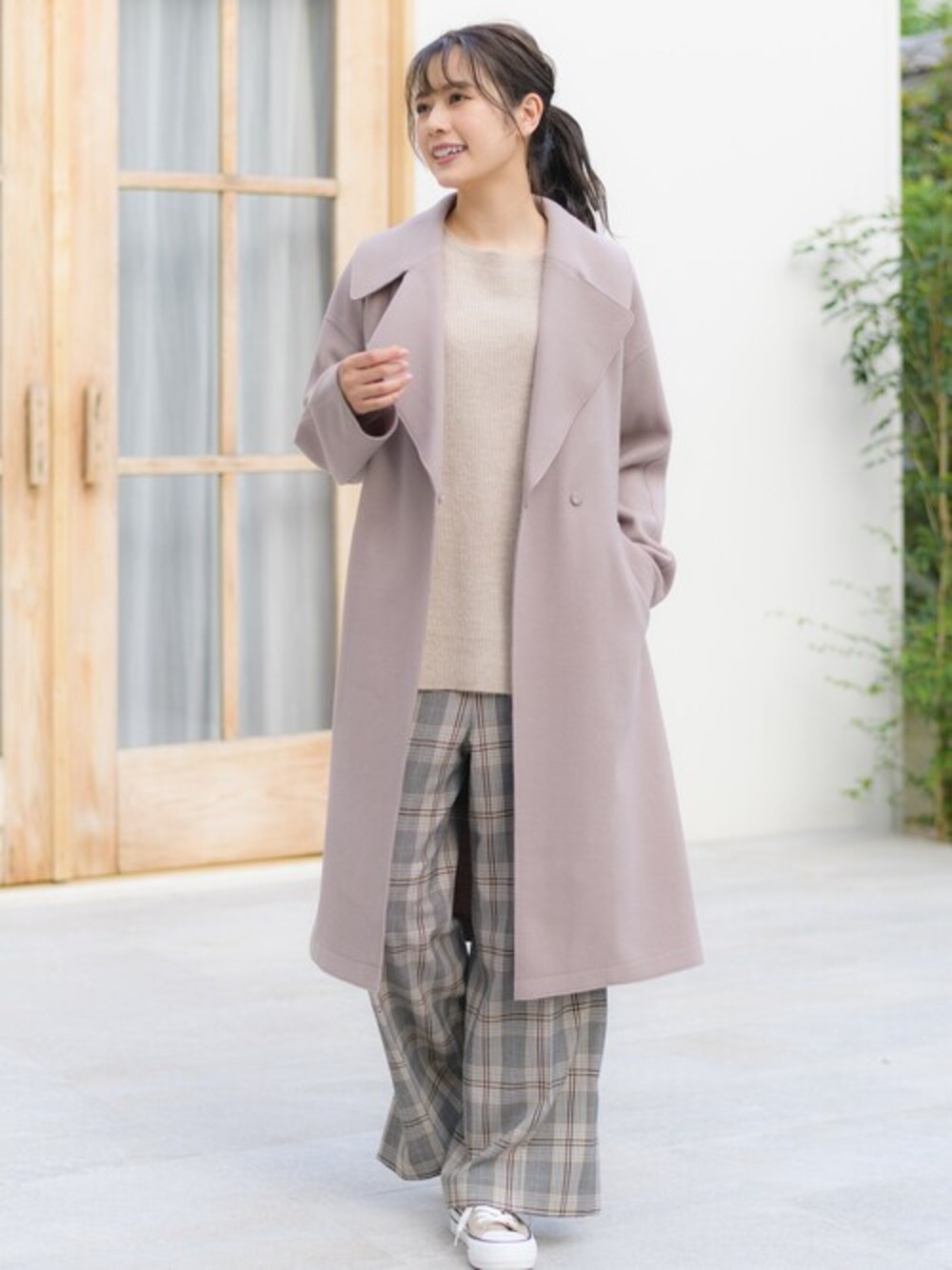 「スニーカー、カジュアル、ワイドパンツ、チェックパンツ、リラックススタイル、ガウンコート、通勤コーデ、センタープレス、スタイルアップ、ブラウンコーデ」｜「Rewdeのｶﾞｳﾝ風ｺｰﾄ（0R08-11011）（その他アウター、ブラウン系）」を使った、Rewde Staffさん（レディース・166cm）の秋コーディネートの1枚目の写真