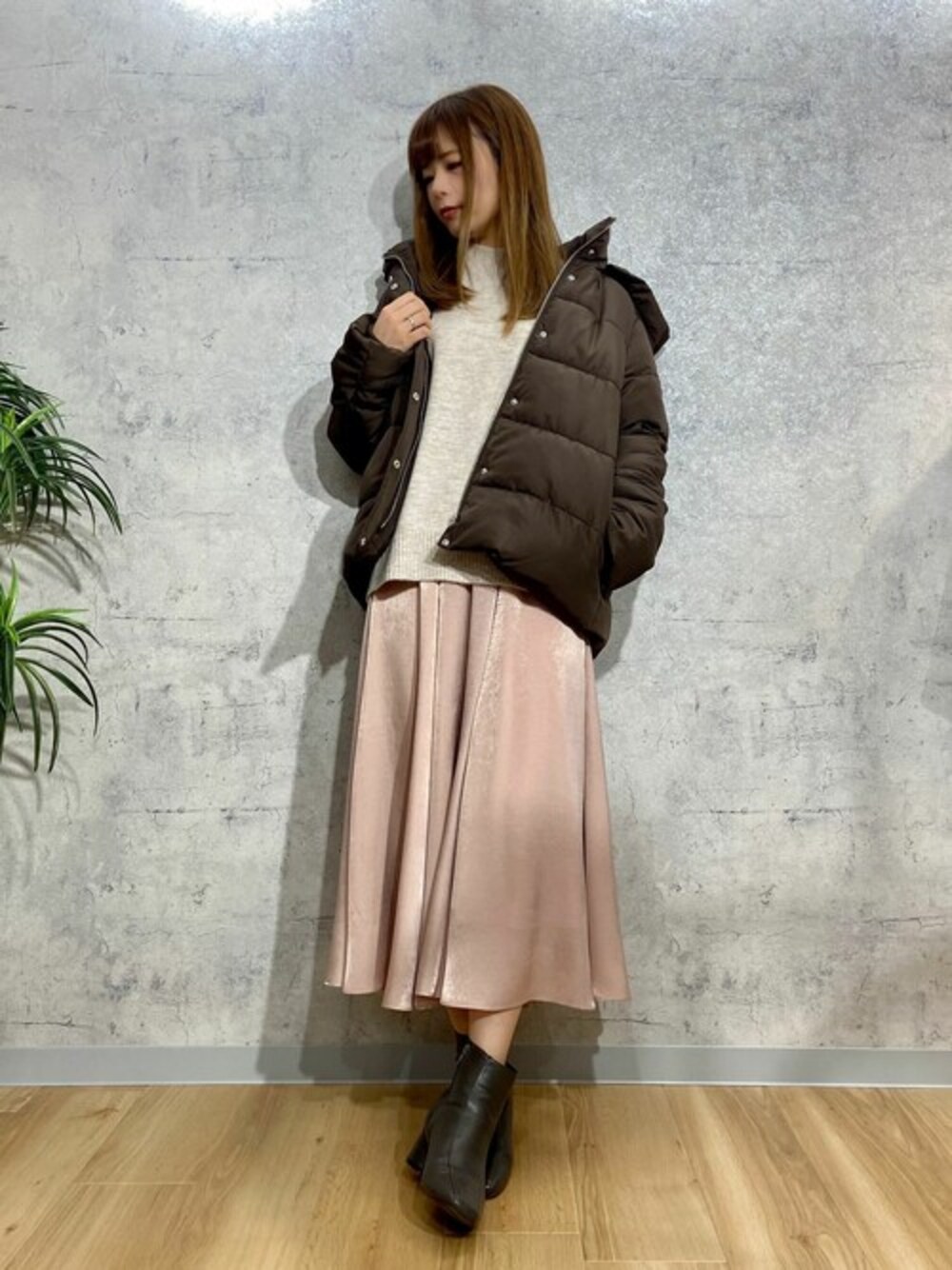 「ショートブーツ、大人カジュアル、キレイめ、フェミニン、ショートダウン、お仕事コーデ、大人ガーリー、おでかけコーデ、バックスリット、ピーチスキン」｜「Rewdeの【2WAY】ファイバーエコダウンジャケット（0R22-12005）（ダウンジャケット/コート、ブラウン系）」を使った、Rewde Staffさん（レディース・159cm）の冬コーディネートの1枚目の写真