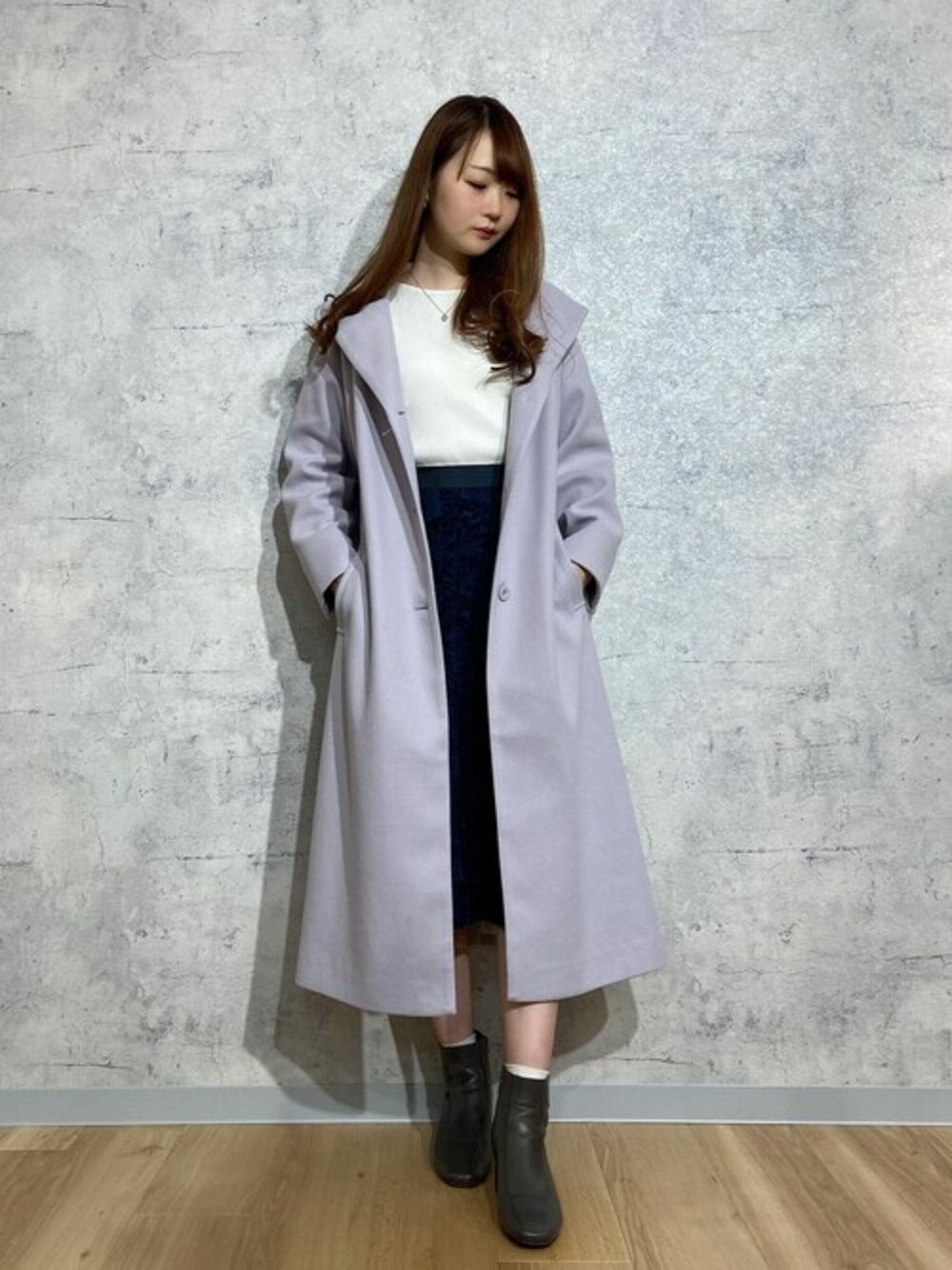「カジュアル、ロングコート、ラベンダー、フェミニン、シャーベットカラー、通勤コーデ、お仕事コーデ、大人ガーリー、Rewde、ルゥデ」｜「Rewdeのﾂｰｼｰﾑｻｰｸﾙﾋｰﾙﾌﾞｰﾃｨｰ（0R18-BT07）（ブーツ、グレー系）」を使った、Rewde Staffさん（レディース・164cm）の冬コーディネートの1枚目の写真