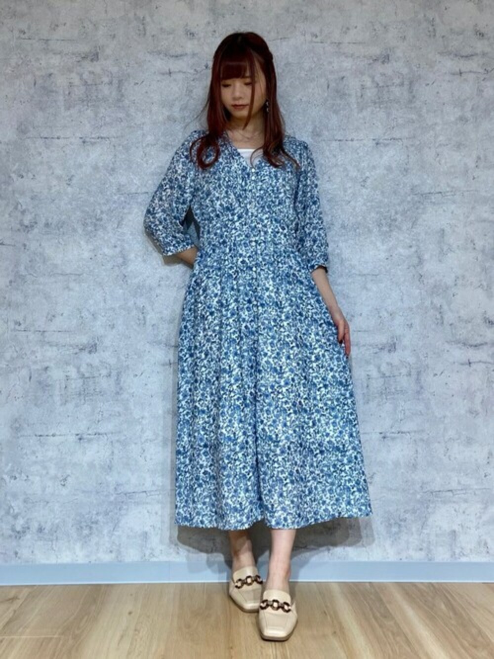 「花柄、Vネック、スリッポン、ロング丈、シャツワンピ、きれいめカジュアル、春コーデ、オフィスカジュアル、Rewde、ルゥデ」｜「Rewdeの【2WAY】オリエンタルフラワーシャツワンピース（1R05-03212）（ワンピース、ホワイト系）」を使った、Rewde Staffさん（レディース・159cm）の春コーディネートの1枚目の写真