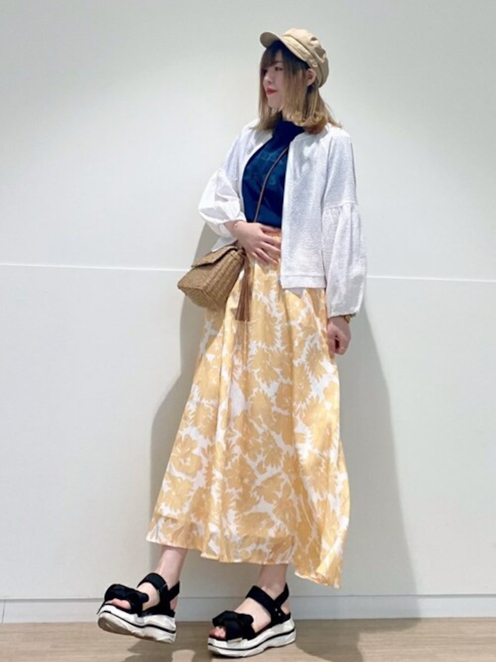 「フレアスカート、レース、ロング丈、マリンコーデ、カジュアルコーデ、リボンサンダル、フローラル柄、スポサン、Rewde、ルゥデ」｜「Rewdeのフラワージャガードプリントロングスカート（1R10-04209）（スカート、イエロー系）」を使った、Rewde Staffさん（レディース・166cm）の春コーディネートの1枚目の写真