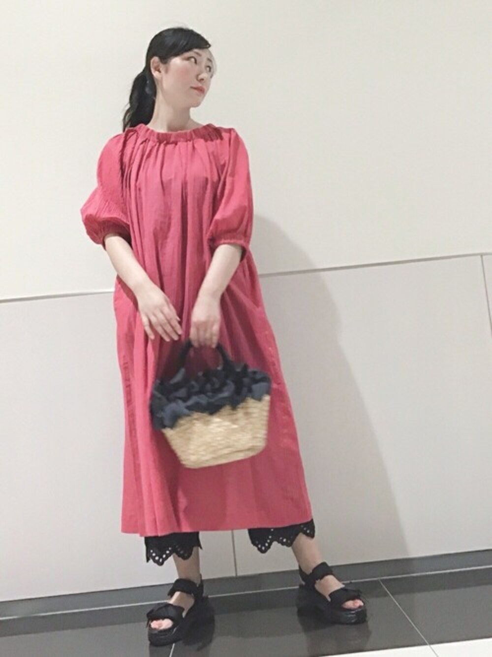 ピンク系のワンピース、ブラック系のその他パンツ、ブラック系のサンダルを着用したレディースの春コーディネートの1枚目の写真