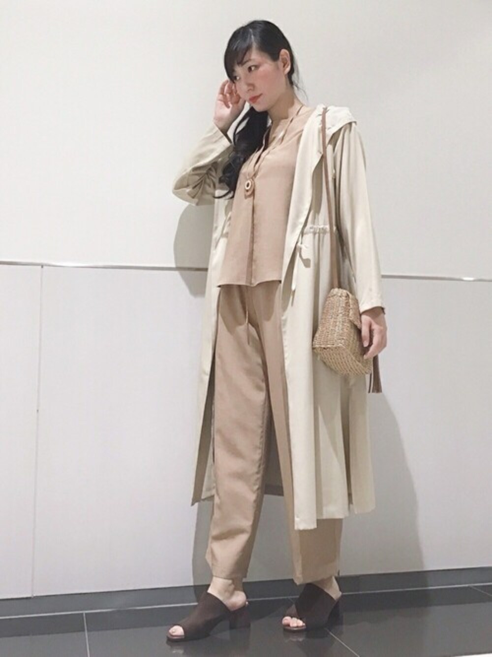 「セットアップ、ワイドパンツ、きれいめカジュアル、かごバッグ、ミニバッグ、ロングパーカー、サボサンダル、リネンライク、Rewde、ルゥデ」｜「Rewdeのリネンライクイージーセットアップ（1R05-8219902）（ワンピース、イエロー系）」を使った、Rewde Staffさん（レディース・165cm）の春コーディネートの1枚目の写真