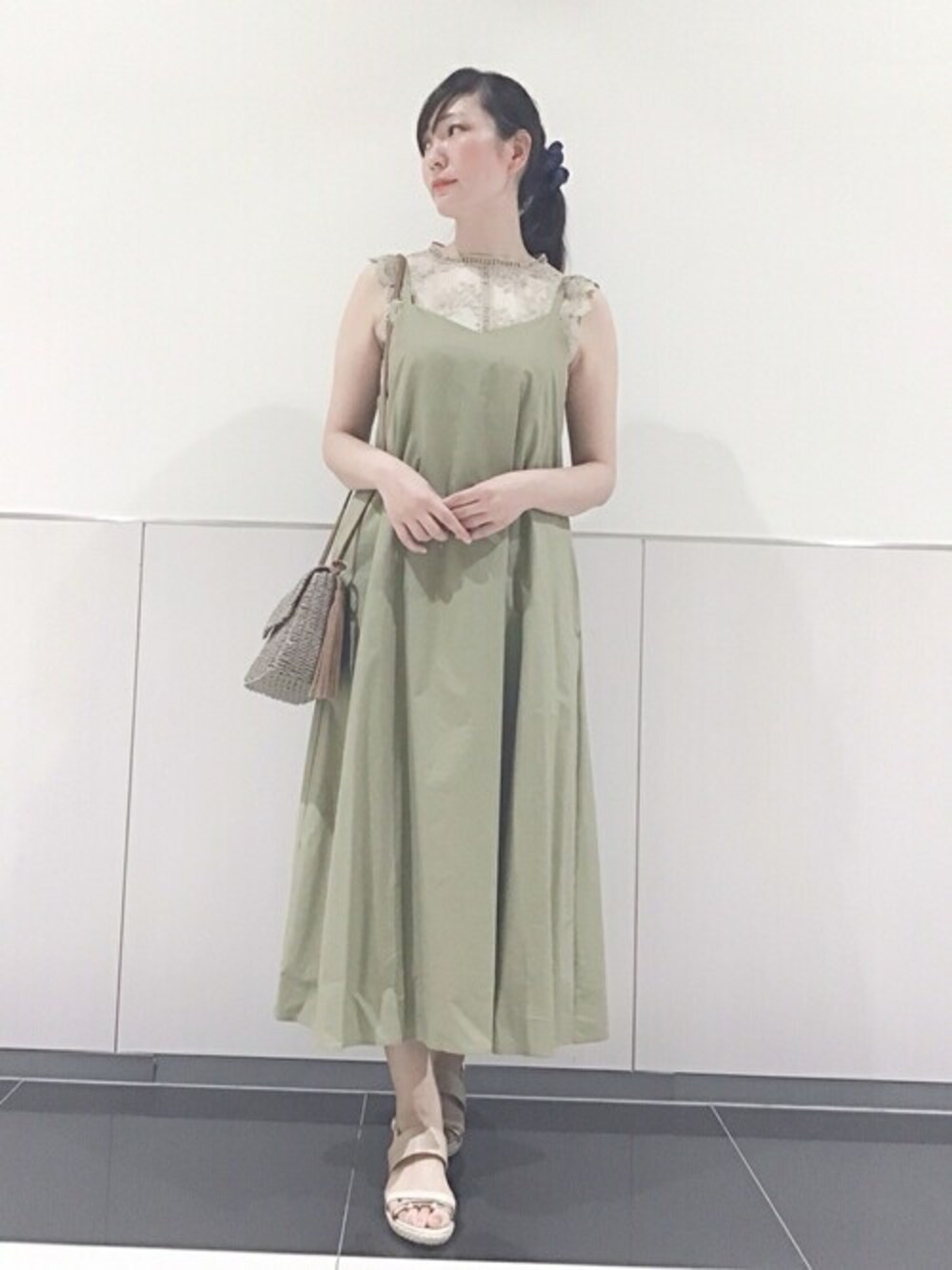 「きれいめカジュアル、ミニバッグ、ノースリーブ、キャミワンピ、ウエストリボン、刺繡、マルチウェイ、Rewde、ルゥデ、マルチサイズ」｜「Rewdeのオーガンジー刺繍ノースリブラウス（1R13-1560）（シャツ/ブラウス、ベージュ系）」を使った、Rewde Staffさん（レディース・165cm）の夏コーディネートの1枚目の写真