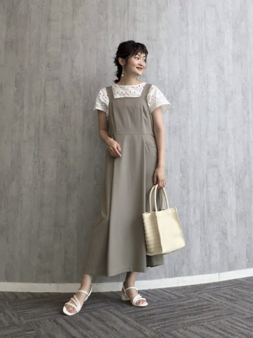 「リボン、ロング丈、アースカラー、きれいめカジュアル、かごバッグ、キャミワンピ、レースブラウス、ウエストマークワンピース、Rewde、ルゥデ」｜「Rewdeのウエストマークジャンパーワンピース（1R05-06222）（ジャンパースカート、グレー系）」を使った、Rewde Staffさん（レディース・161cm）の夏コーディネートの1枚目の写真