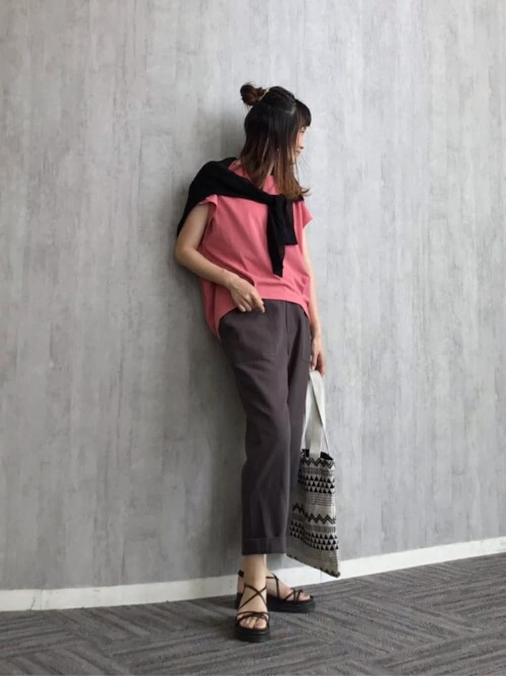 「カーゴパンツ、休日スタイル、きれいめカジュアル、シアーシャツ、フレンチスリーブ、コットンTシャツ、マルチウェイ、Rewde、ルゥデ、コードサンダル」｜「Rewdeのバックタックフレンチスリーブトップス（1R15-06187）（Tシャツ/カットソー、ピンク系）」を使った、Rewde Staffさん（レディース・161cm）の夏コーディネートの1枚目の写真