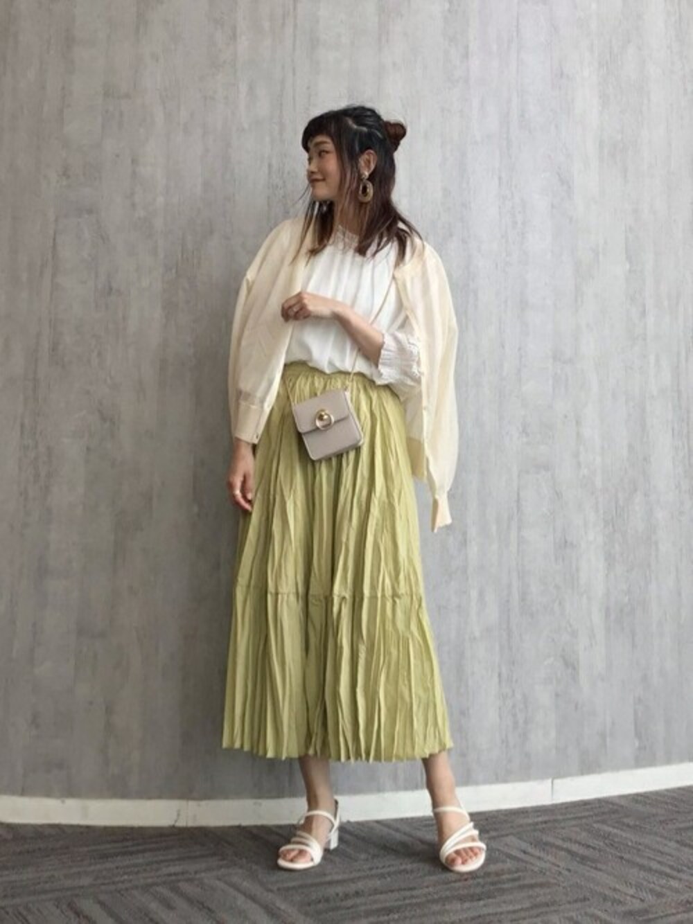 「お出かけコーデ、ロング丈、きれいめカジュアル、オフィスカジュアル、刺繍ブラウス、シアーカーディガン、ワッシャースカート、Rewde、ルゥデ、コードサンダル」｜「Rewdeの【2WAY】フリルネック刺繍ブラウス（1R13-M05142）（シャツ/ブラウス、ホワイト系）」を使った、Rewde Staffさん（レディース・161cm）の夏コーディネートの1枚目の写真