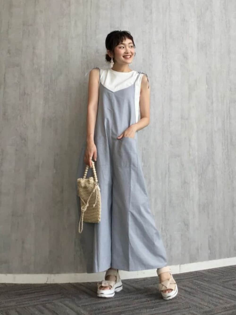 「エプロン、リボン、ロンパース、ワイドパンツ、きれいめカジュアル、フリーサイズ、フレンチスリーブ、マルチウェイ、Rewde、ルゥデ」｜「Rewdeの【マルチWAY】ロンパースエプロン（1R05-M5006）（サロペット/オーバーオール、グレー系）」を使った、Rewde Staffさん（レディース・161cm）の夏コーディネートの1枚目の写真