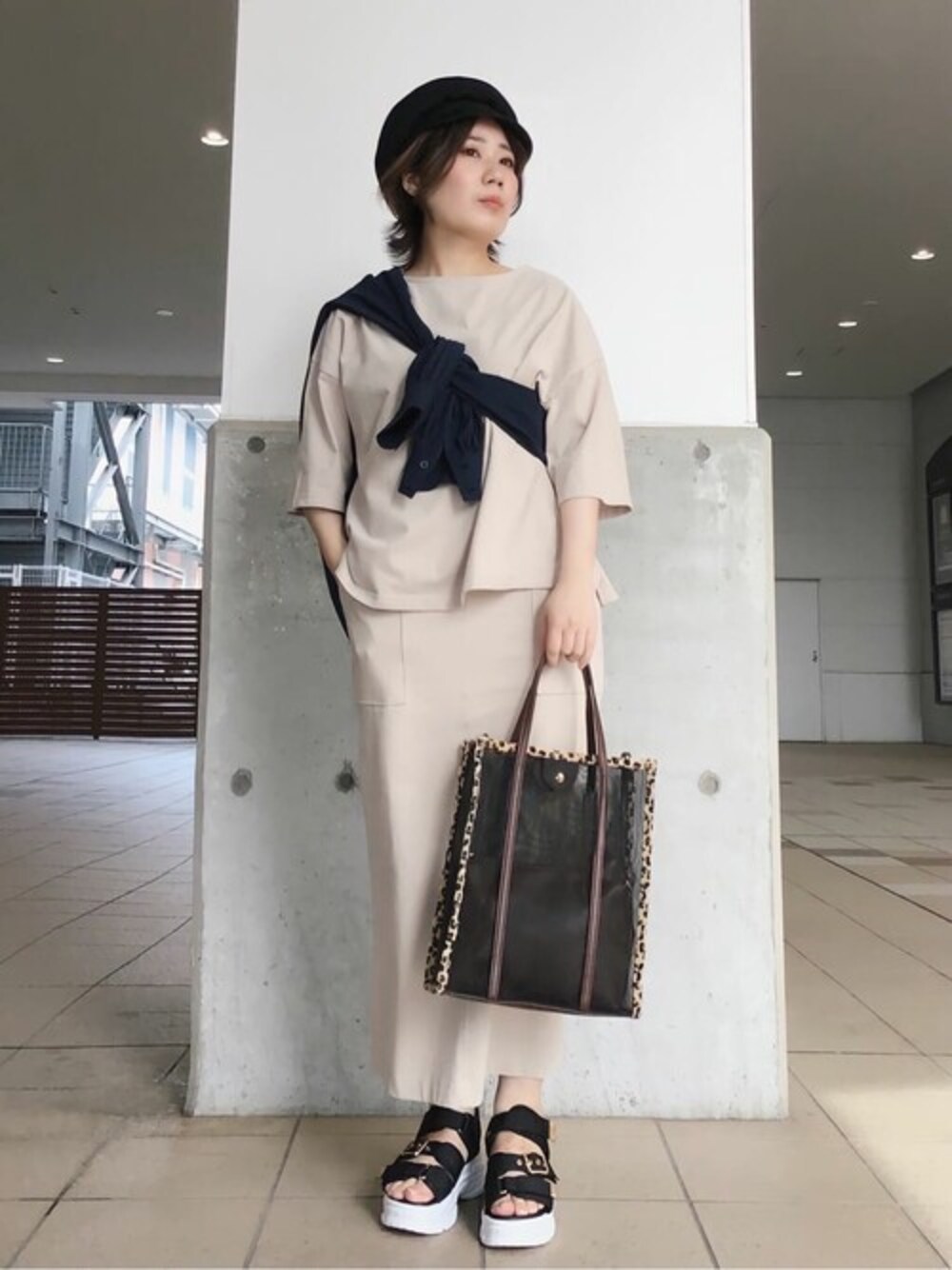 「トートバッグ、セットアップ、ハット、休日スタイル、きれいめカジュアル、シアーシャツ、メッシュバッグ、Rewde、ルゥデ」｜「Rewdeのリラックスカットセットアップ（1R05-M06223）（ワンピース、ベージュ系）」を使った、Rewde Staffさん（レディース・157cm）の夏コーディネートの1枚目の写真