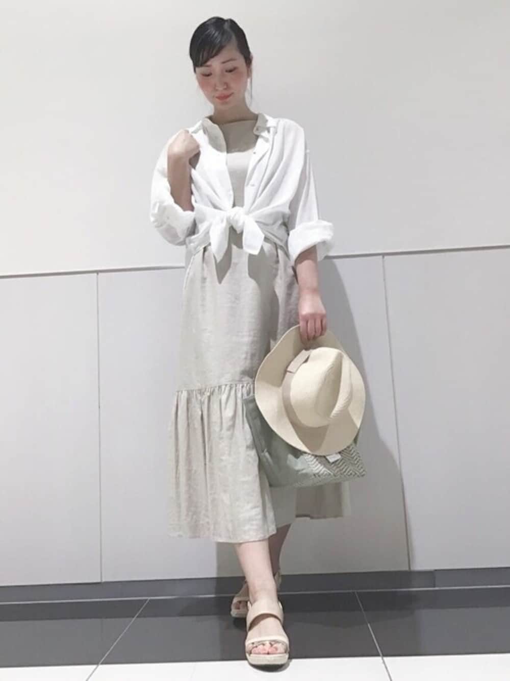 「リネン、ウェッジソール、きれいめカジュアル、シアーシャツ、リゾートスタイル、ティアードワンピース、Rewde、ルゥデ」｜「Rewdeのシアーシャツ（1R13-05141）（シャツ/ブラウス、ホワイト系）」を使った、Rewde Staffさん（レディース・165cm）の夏コーディネートの1枚目の写真
