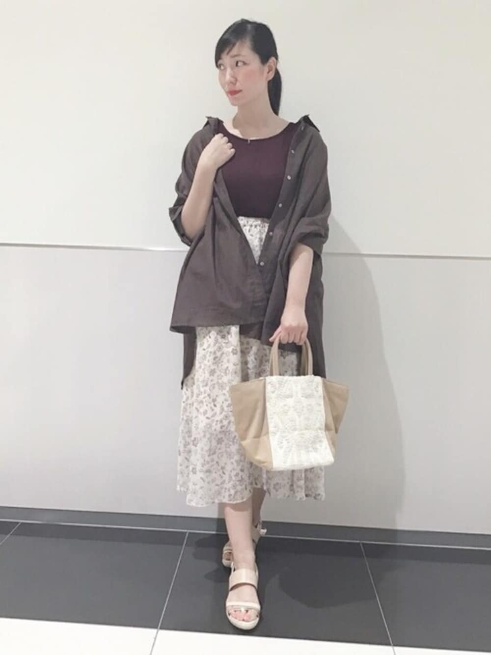 「トートバッグ、ジャガード、オーバーサイズ、フラワープリント、きれいめカジュアル、シアーシャツ、レーヨンブラウス、Rewde、ルゥデ」｜「Rewdeのワイドシャツ（1R13-L512061）（シャツ/ブラウス、ブラウン系）」を使った、Rewde Staffさん（レディース・165cm）の夏コーディネートの1枚目の写真