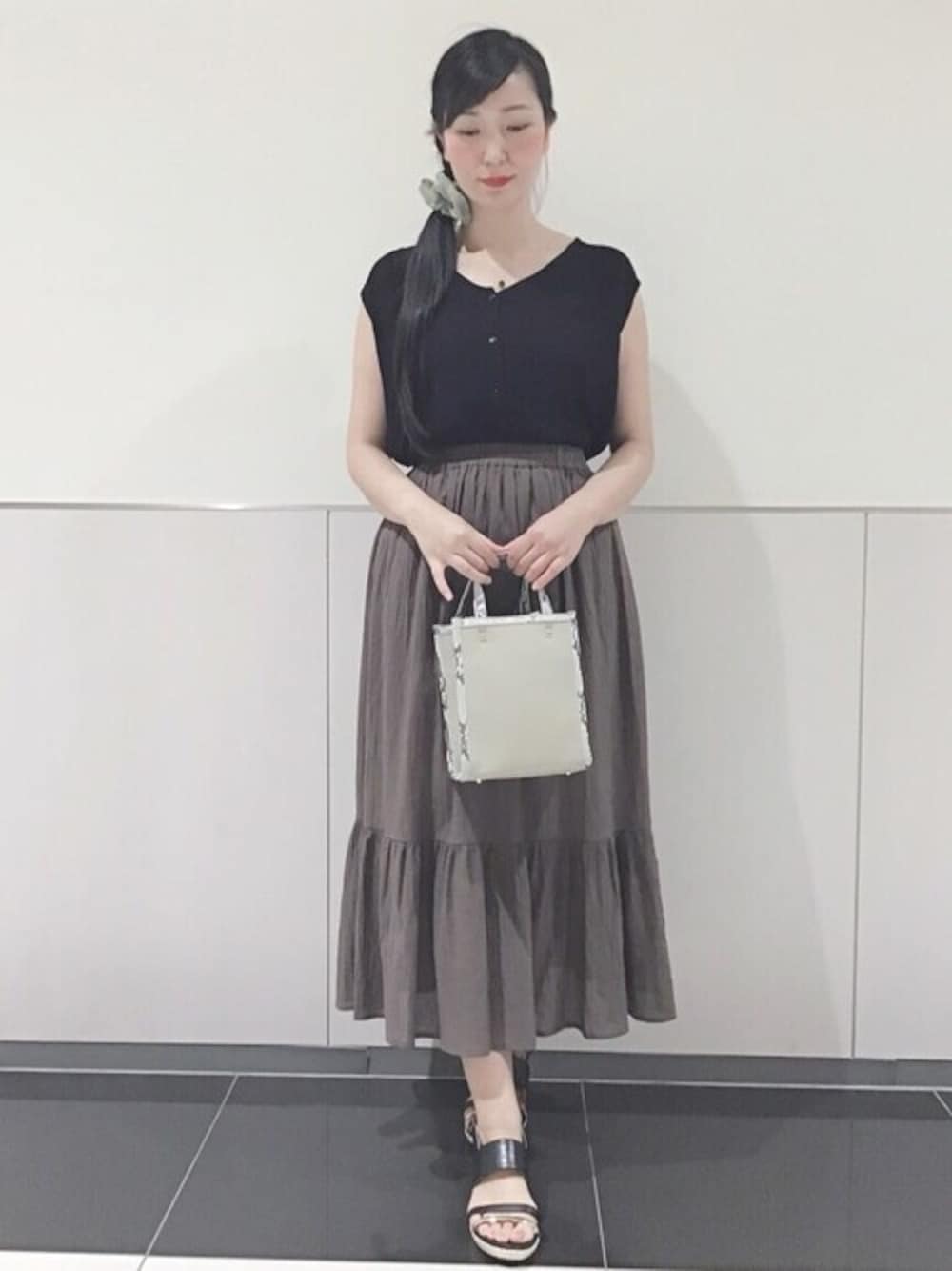 「フレアスカート、ウェッジソール、きれいめカジュアル、マーメイドスカート、ティアードスカート、レーヨンシャツ、Rewde、ルゥデ」｜「Rewdeの【雑誌掲載】ティアードスカート（1R10-05210）（スカート、グリーン系）」を使った、Rewde Staffさん（レディース・165cm）の夏コーディネートの1枚目の写真