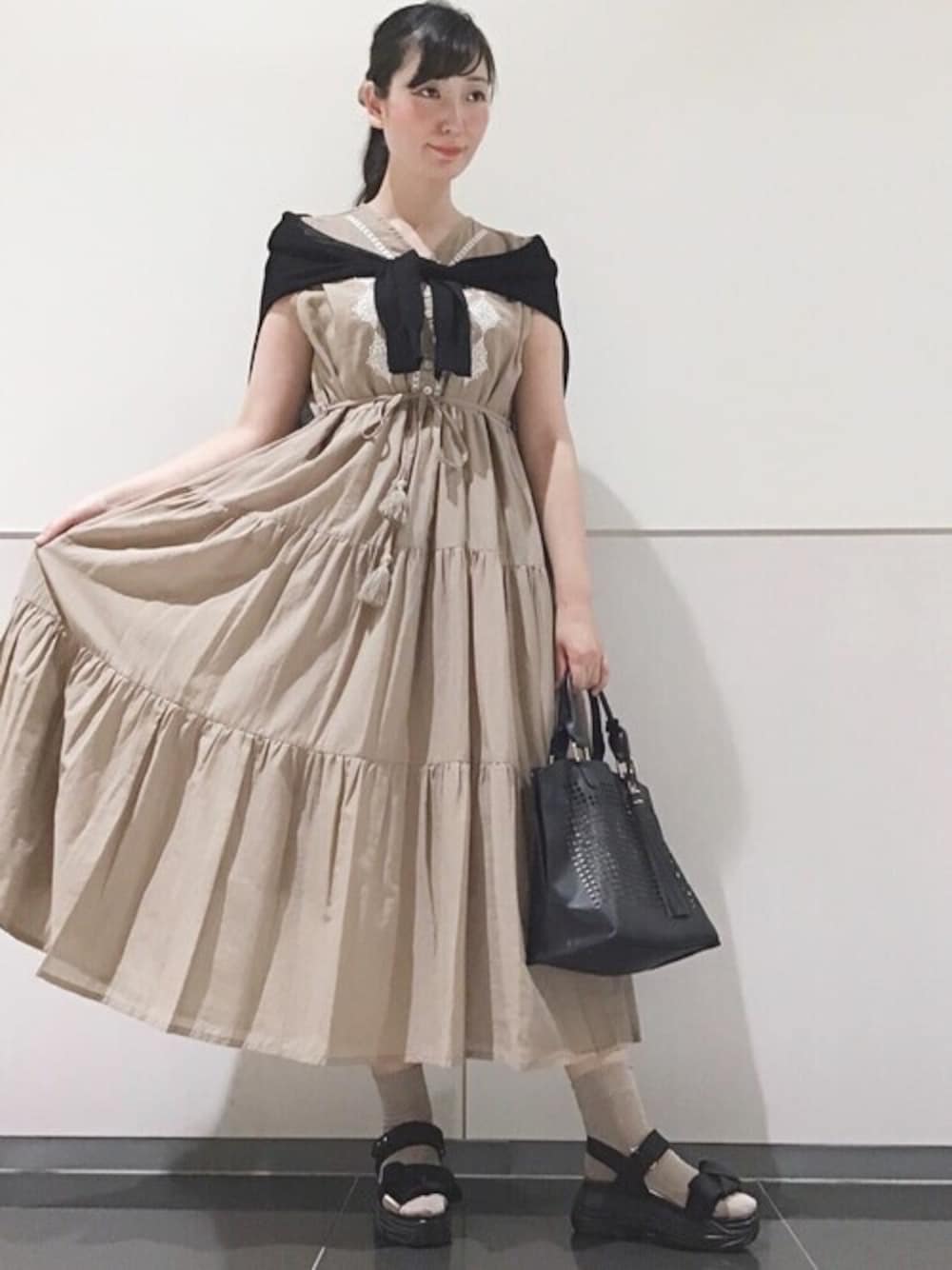 「ショルダーバッグ、大人カジュアル、きれいめカジュアル、シアーカーディガン、フレアワンピース、刺繍ワンピース、ティアードワンピース、Rewde、ルゥデ」｜「Rewdeの刺繍ティアードワンピース（1R05-L811144）（ワンピース、ブラウン系）」を使った、Rewde Staffさん（レディース・165cm）の夏コーディネートの1枚目の写真