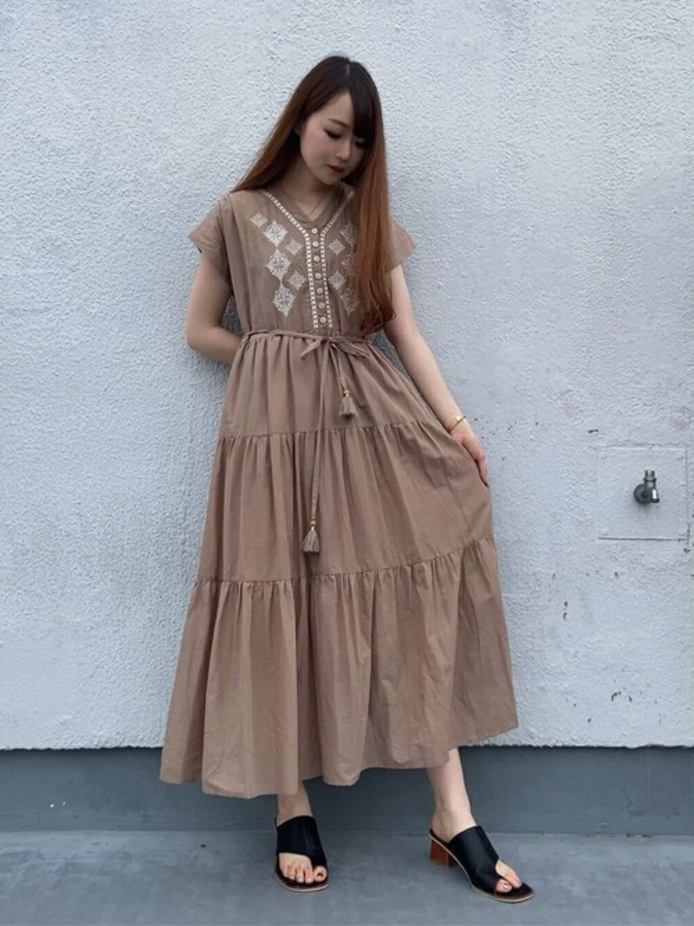 「刺繍、ブラウン、ロング丈、きれいめカジュアル、トングサンダル、ティアードワンピース、Rewde、ルゥデ」｜「Rewdeの刺繍ティアードワンピース（1R05-L811144）（ワンピース、ブラウン系）」を使った、Rewde Staffさん（レディース・164cm）の夏コーディネートの1枚目の写真