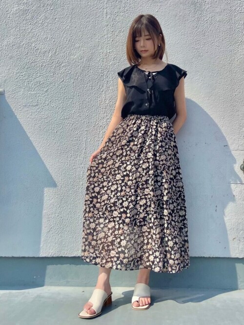 「リボン、きれいめカジュアル、シアーシャツ、襟付きトップス、ノースリーブ、付け襟、フリルトップス、光沢、Rewde、ルゥデ」｜「Rewdeの【2WAY】 襟フリルブラウス（1R13-8010800）（シャツ/ブラウス、ブラック系）」を使った、Rewde Staffさん（レディース・159cm）の夏コーディネートの1枚目の写真