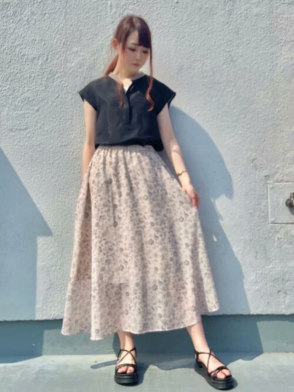 「フレアスカート、刺繍、フラワープリント、きれいめカジュアル、スキッパーシャツ、ボタニカル柄、Rewde、ルゥデ」｜「Rewdeの刺繍スキッパーブラウス（1R13-8811301）（シャツ/ブラウス、ブラック系）」を使った、Rewde Staffさん（レディース・164cm）の夏コーディネートの1枚目の写真