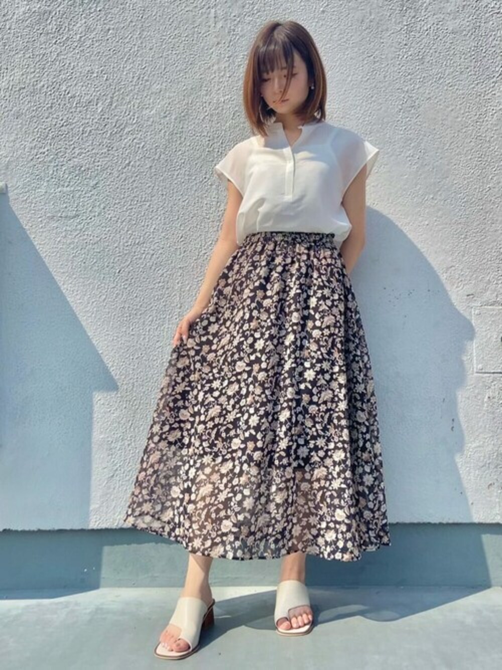 「フレアスカート、刺繍、フラワープリント、きれいめカジュアル、スキッパーシャツ、シアーシャツ、トングサンダル、Rewde、ルゥデ」｜「Rewdeの刺繍スキッパーブラウス（1R13-8811301）（シャツ/ブラウス、ホワイト系）」を使った、Rewde Staffさん（レディース・159cm）の夏コーディネートの1枚目の写真