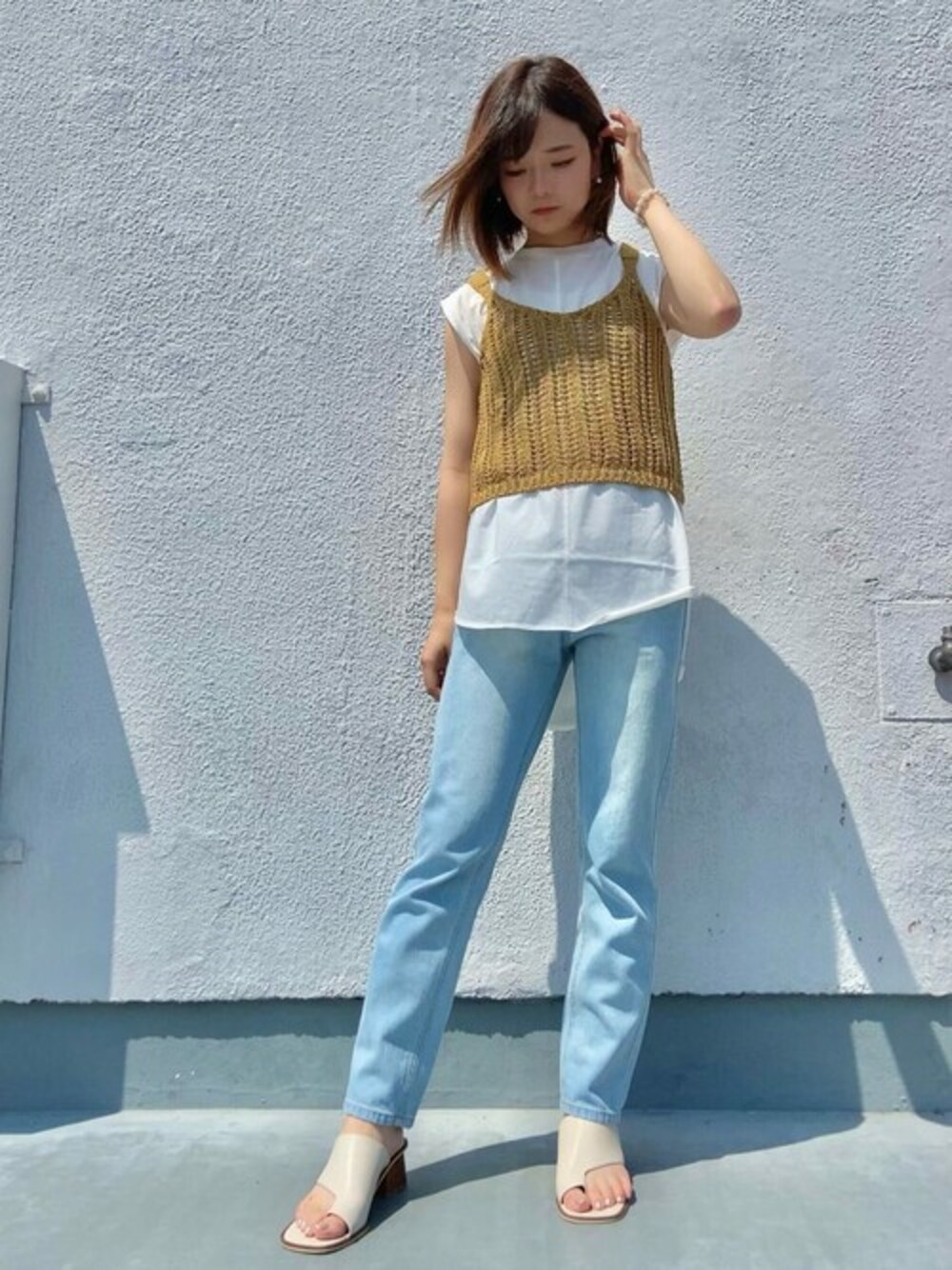 「パンツ、ビスチェ、デニムパンツ、ニットベスト、きれいめカジュアル、トングサンダル、Rewde、ルゥデ」｜「RewdeのテープヤーンビスチェＴシャツセット（1R15-L902924）（Tシャツ/カットソー、イエロー系）」を使った、Rewde Staffさん（レディース・159cm）の夏コーディネートの1枚目の写真
