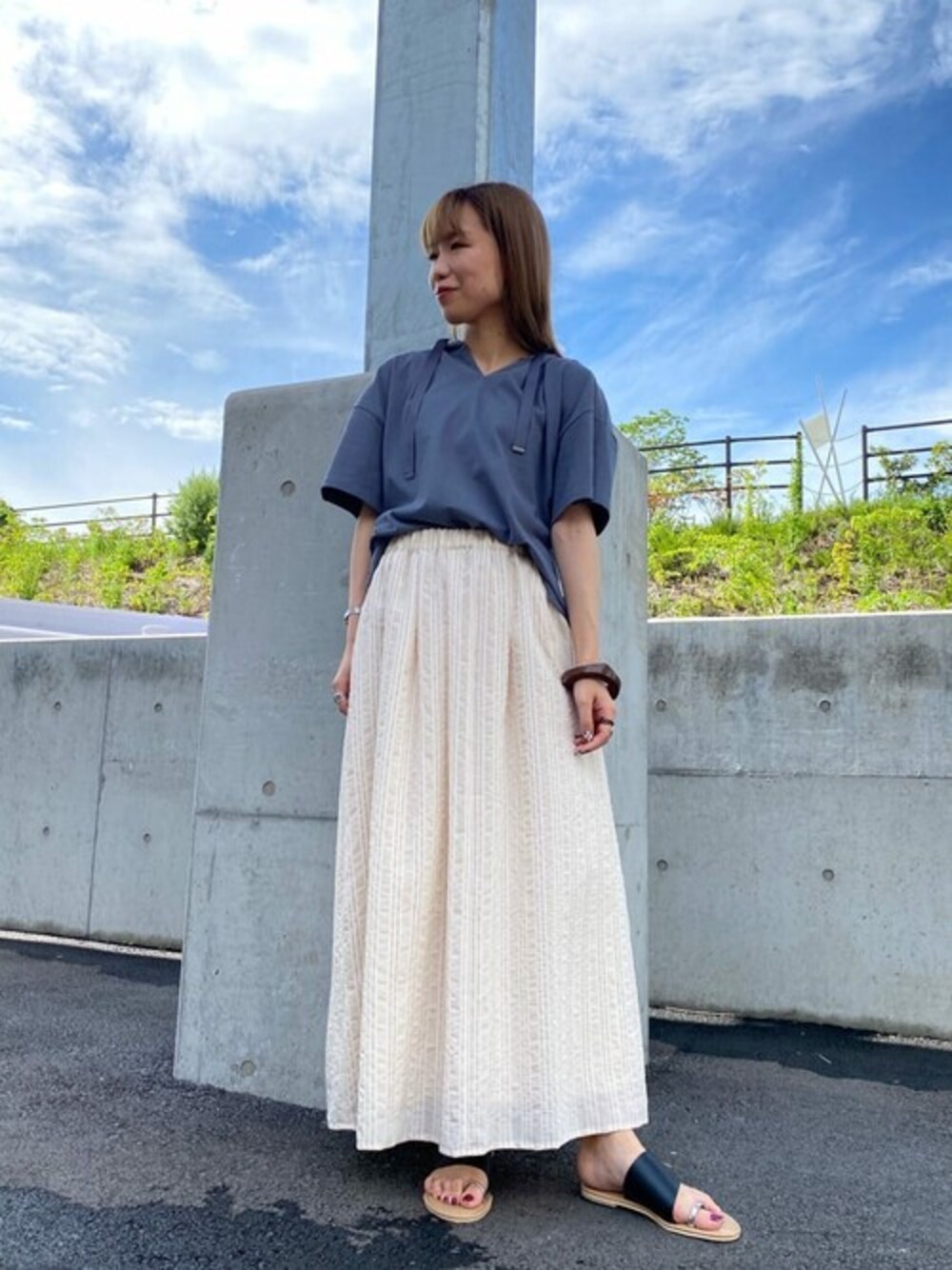 「パーカー、ストライプ、ロングスカート、きれいめカジュアル、トングサンダル、Rewde、ルゥデ」｜「Rewdeの半袖パーカー（1R15-M04186）（パーカー、グレー系）」を使った、Rewde Staffさん（レディース・158cm）の夏コーディネートの1枚目の写真