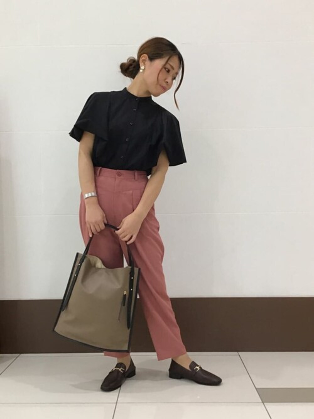 「テーパードパンツ、トートバッグ、カラーパンツ、ローファー、きれいめカジュアル、バンドカラーシャツ、ビッグカラー、ボリューム袖、Rewde、ルゥデ」｜「Rewdeの袖フリルバンドカラーブラウス（1R13-08151）（シャツ/ブラウス、ブラック系）」を使った、Rewde Staffさん（レディース・160cm）の夏コーディネートの1枚目の写真