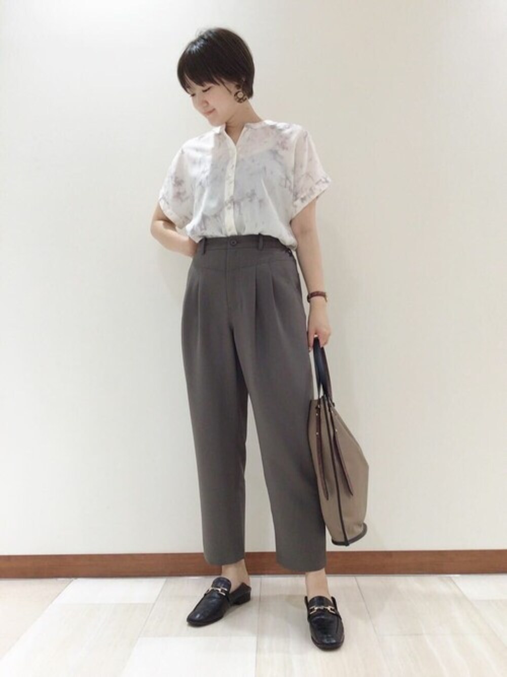 「テーパードパンツ、トートバッグ、ローファー、きれいめカジュアル、スキッパーシャツ、マーブル柄、Rewde、ルゥデ」｜「Rewdeのマーブルプリントスキッパーシャツ（1R13-08150）（シャツ/ブラウス、グレー系）」を使った、Rewde Staffさん（レディース・165cm）の夏コーディネートの1枚目の写真