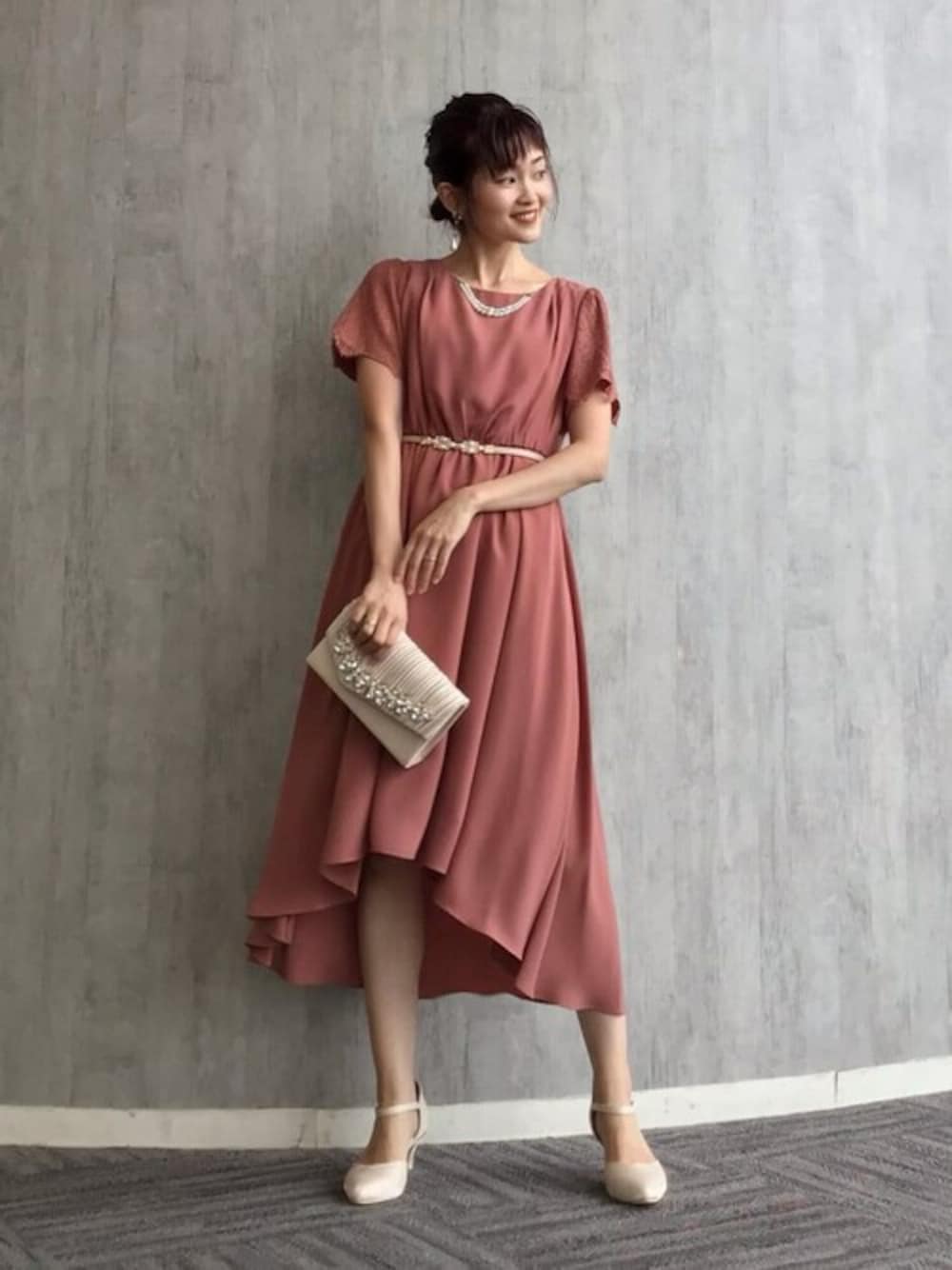 「ネックレス、パンプス、フォーマル、結婚式、ドレス、二次会、きれいめカジュアル、華やかコーデ、Rewde、ルゥデ」｜「Rewdeのアクセサリー付イレヘムドレス（1R04-10055）（ドレス、オレンジ系）」を使った、Rewde Staffさん（レディース・161cm）の夏コーディネートの1枚目の写真