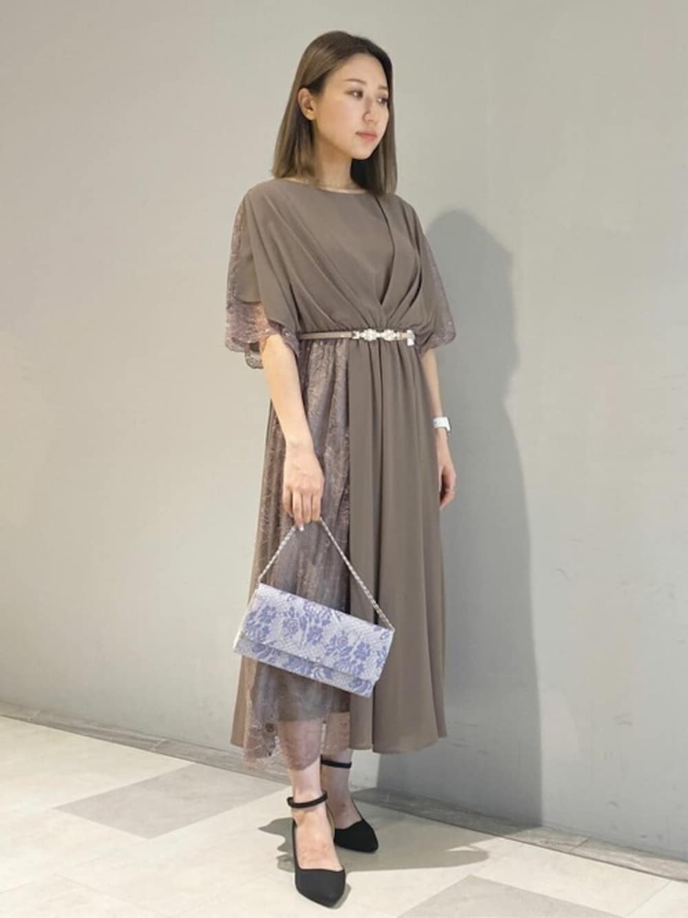 「パンプス、きれいめコーディネート、ドレス、二次会、パールネックレス、きちんとスタイル、お呼ばれスタイル、華やかコーデ、Rewde、ルゥデ」｜「Rewdeのｶｼｭｸｰﾙﾃﾞｻﾞｲﾝﾄﾞﾚｽ（0R04-03058）（ドレス、ブラウン系）」を使った、Rewde Staffさん（レディース・154cm）の夏コーディネートの1枚目の写真