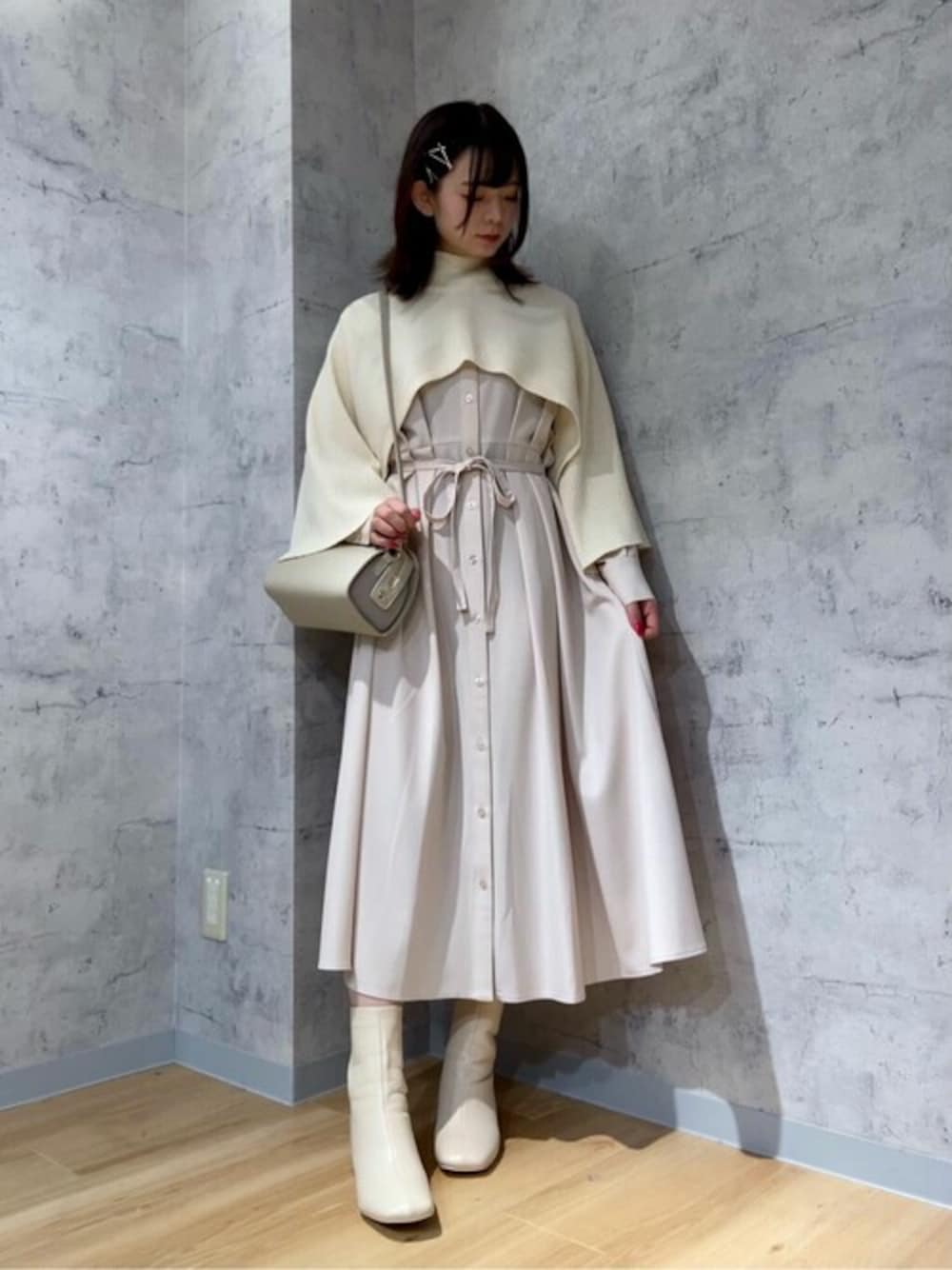 「フェミニン、きれいめカジュアル、デザインニット、大人かわいい、オトナカジュアル、変形ニット、Rewde、ルゥデ」｜「Rewdeの【3WAY】ニットベスト（1R14-09197）（ニット/セーター、ホワイト系）」を使った、Rewde Staffさん（レディース・159cm）の秋コーディネートの1枚目の写真