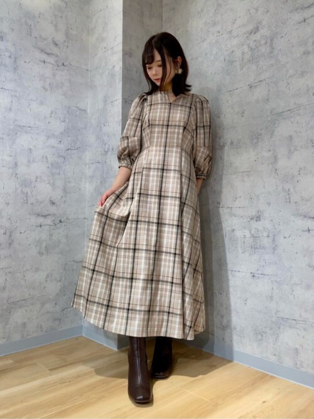 「チェック、Vネック、バックリボン、フェミニン、きれいめカジュアル、ロングワンピース、大人かわいい、Rewde、ルゥデ」｜「Rewdeのバックコンシャスチェック柄ワンピース（1R05-09234）（ワンピース、ベージュ系）」を使った、Rewde Staffさん（レディース・159cm）の秋コーディネートの1枚目の写真