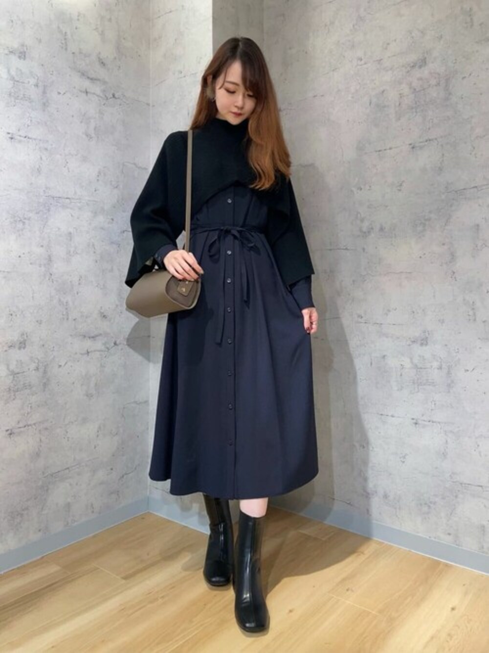 「ブーツ、シャツワンピ、きれいめカジュアル、ロングワンピース、変形トップス、変形ニット、ウエストリボン、Rewde、ルゥデ」｜「Rewdeの【3WAY】ニットベスト（1R14-09197）（ニット/セーター、ブラック系）」を使った、Rewde Staffさん（レディース・164cm）の秋コーディネートの1枚目の写真