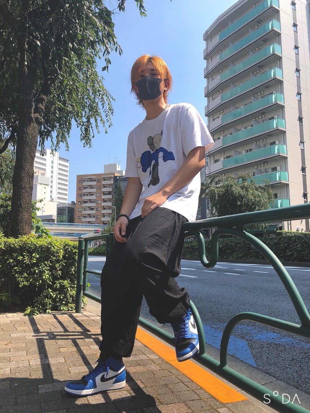 ホワイト系のTシャツ/カットソー、ブラック系のその他パンツ、ブルー系のスニーカーを着用したメンズの夏コーディネートの1枚目の写真