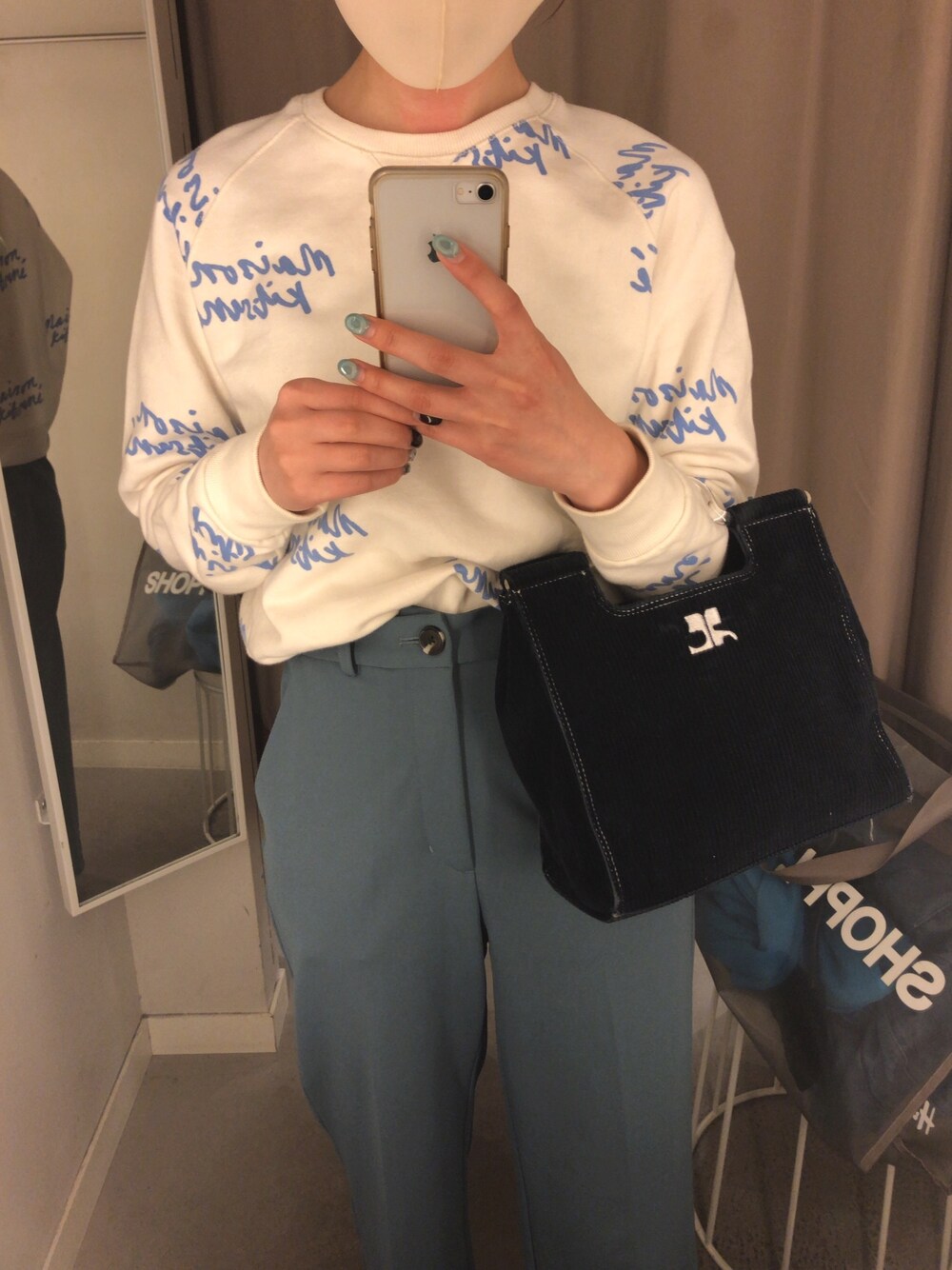 その他のスウェットを着用したレディースの春コーディネートの1枚目の写真