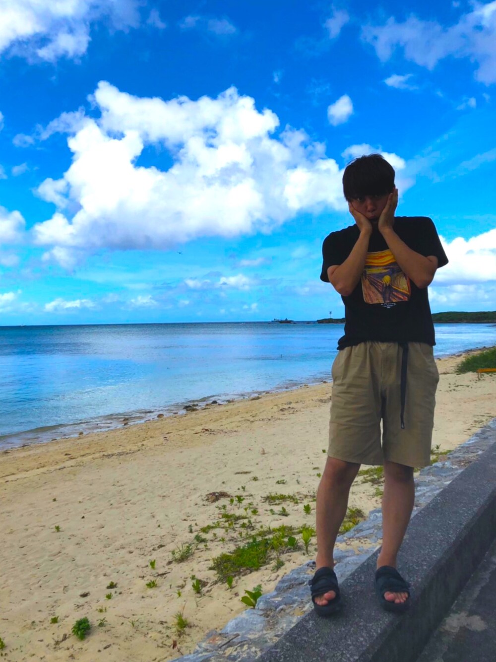 ベージュ系のその他パンツ、ブラック系のTシャツ/カットソー、ブラック系のサンダルを着用したメンズの秋コーディネートの1枚目の写真