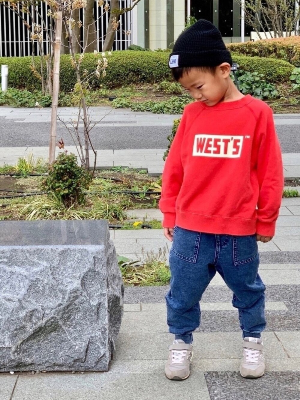 「キッズファッション、カジュアルコーデ、ニット帽、スウェット、赤、ジョガーパンツ、GU、スニーカー、ニューバランス、オーバーサイズ」｜「Leeの【Lee】ニットワッチ（ニットキャップ/ビーニー、ブラック系）」を使った、so_shoさん（キッズ・110cm）の春コーディネートの1枚目の写真