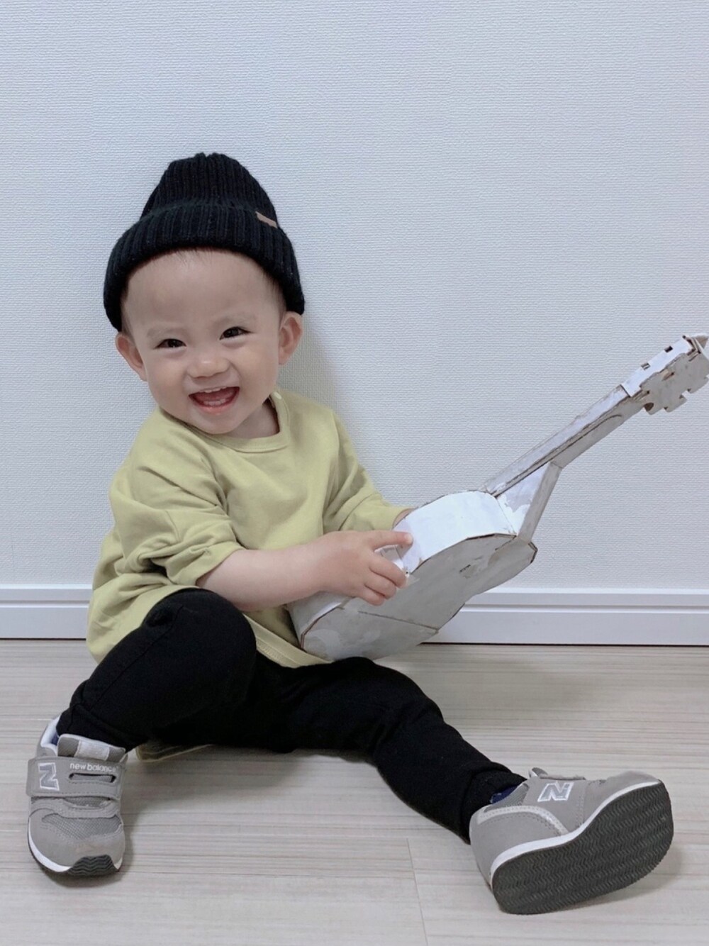 イエロー系のTシャツ/カットソー、ブラック系のその他パンツ、グレー系のスニーカーを着用したキッズの春コーディネートの1枚目の写真