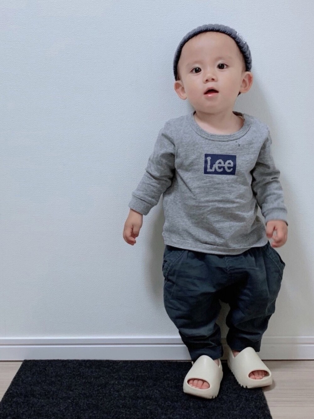 「キッズコーデ、シンプルコーデ、1歳、LEE、ロンT、グレー、サンダル」｜「B:MING by BEAMSのB:MING by BEAMS / リブ ワッチキャップ（ニットキャップ/ビーニー、ブルー系）」を使った、so_shoさん（キッズ・110cm）の春コーディネートの1枚目の写真