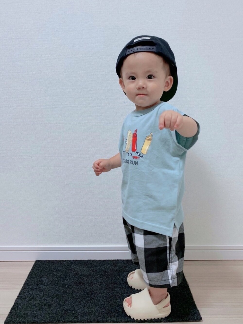 「キッズファッション、キッズコーデ、プチプラ、1歳、キャップ、Tシャツ、ショートパンツ、チェック、サンダル、yeezy」｜「DENIM DUNGAREEのSTANDARD SERVICE ツイル CAP（キャップ、ブルー系）」を使った、so_shoさん（キッズ・110cm）の夏コーディネートの1枚目の写真