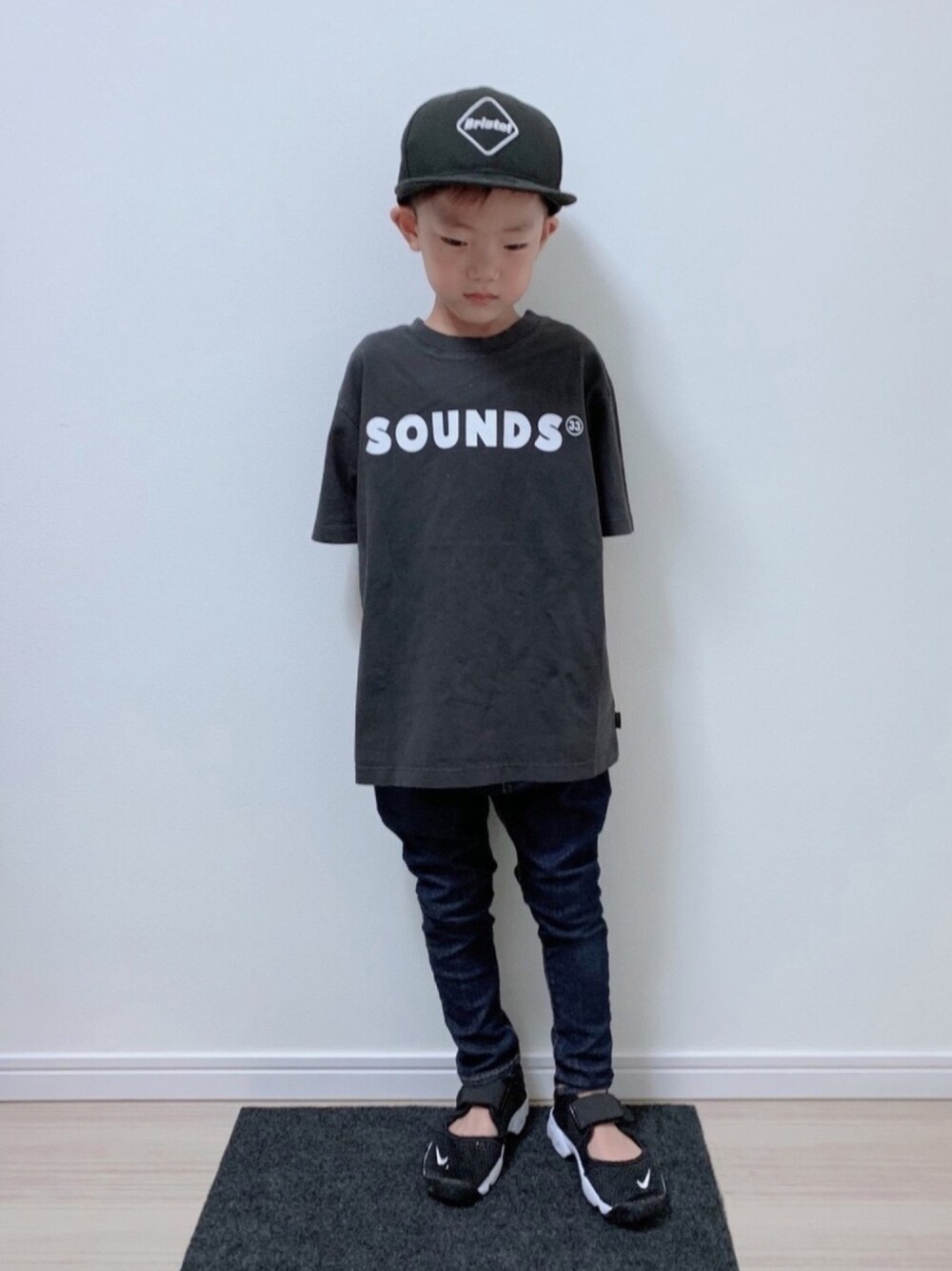 「カジュアルコーデ、オーバーサイズ、モノトーン、シンプル、キャップ、Tシャツ、ロゴT、サルエルパンツ、デニムパンツ、エアリフト」｜「F.C.Real Bristol for KidsのNEW ERA EMBLEM 9FIFTY SNAP BACK（キャップ、ブラック系）」を使った、so_shoさん（キッズ・110cm）の夏コーディネートの1枚目の写真