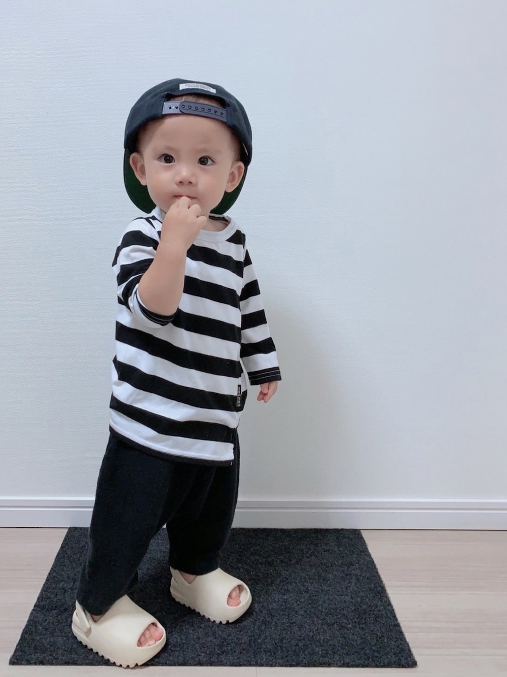 「キッズファッション、キッズコーデ、1歳、キャップ、ボーダー、ハーフパンツ、ショートパンツ、サンダル、yeezy」｜「DENIM DUNGAREEのSTANDARD SERVICE ツイル CAP（キャップ、ブルー系）」を使った、so_shoさん（キッズ・110cm）の夏コーディネートの1枚目の写真