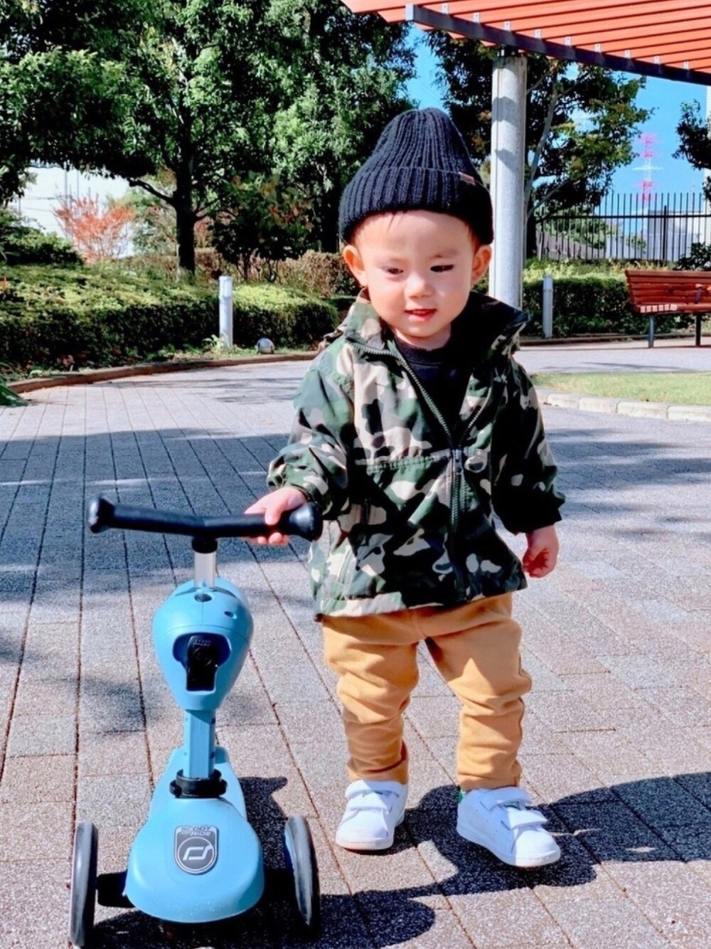「1歳、男の子、キッズコーデ、休日スタイル、ストリート、Branshes、カモフラ、スニーカー、adidas、ニット帽」｜「petit mainのワンポイントふかふかニット帽（ニットキャップ/ビーニー、ブラック系）」を使った、so_shoさん（キッズ・110cm）の秋コーディネートの1枚目の写真