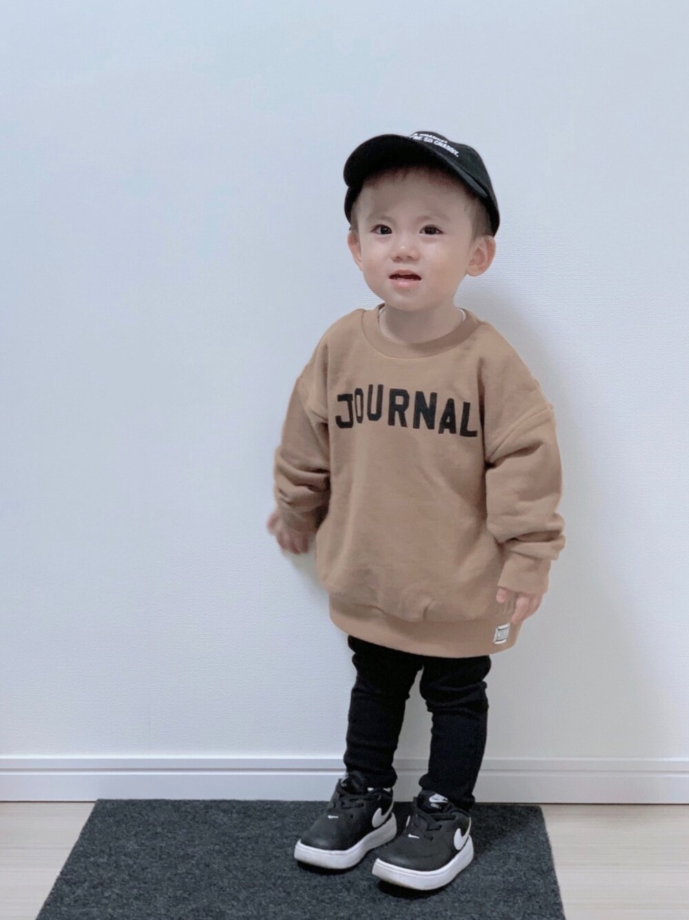「キッズファッション、NIKE、BREEZE、Branshes、シンプルコーデ、キャップ、スウェット、スキニー、スニーカーコーデ、ゆるコーデ」｜「devirockのロゴ入りローキャップ（キャップ、ブラック系）」を使った、so_shoさん（キッズ・80cm）の秋コーディネートの1枚目の写真
